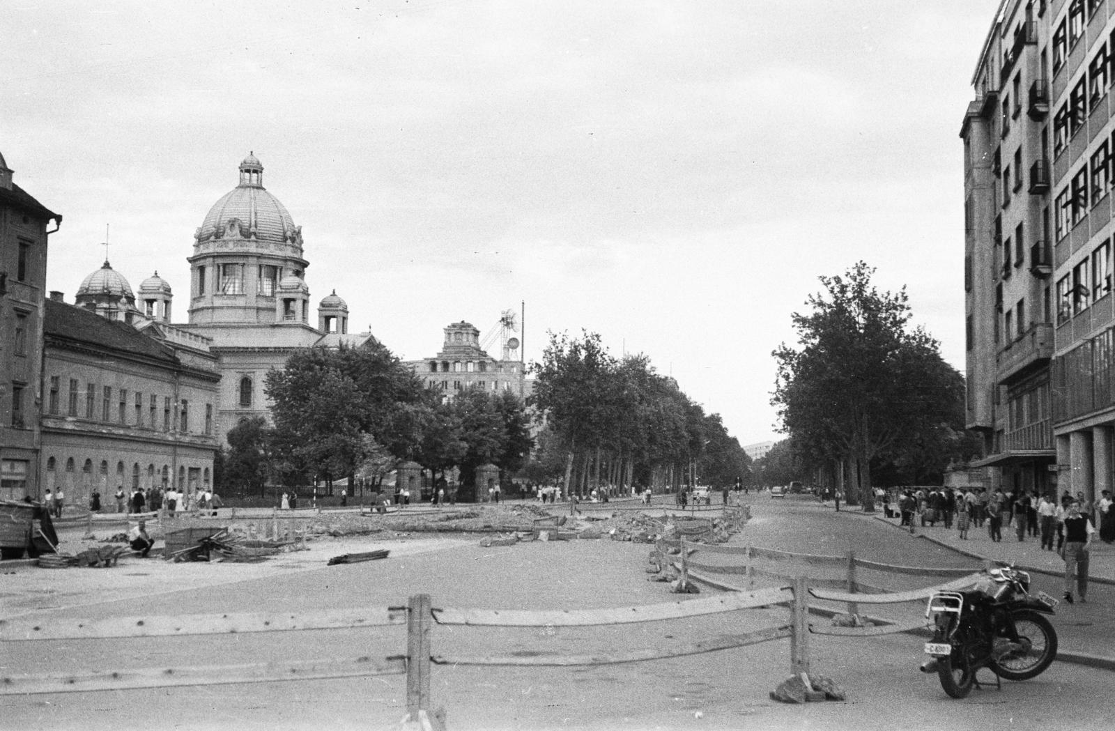 Serbia, Belgrade, Nikola Pašić (ekkor Marks i Engels) tér, a Szerb Nemzetgyűlés épülete és távolabb a postahivatal épülete., 1966, Hegyvidéki Helytörténeti Gyűjtemény, Fortepan #290419