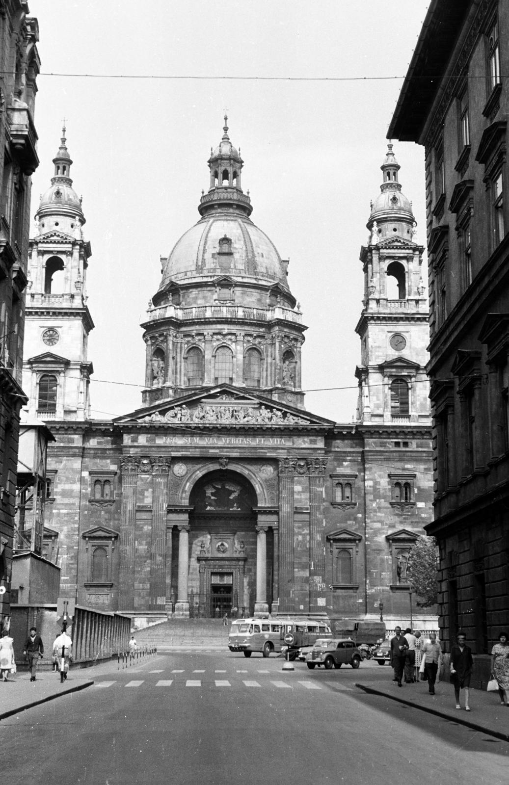 Magyarország, Budapest V., Zrínyi utca, szemben a Szent István-bazilika, balra a metróépítés területén az építkezés felvonótornya., 1966, Hegyvidéki Helytörténeti Gyűjtemény, Budapest, Fortepan #290420