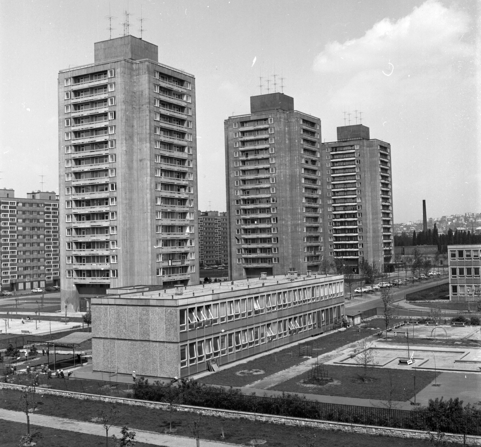 Magyarország, Budapest XI., Fejér Lipót (Török Ignác) utca az Etele (Szakasits Árpád) út felől nézve., 1971, Építésügyi Dokumentációs és Információs Központ, VÁTI, játszótér, panelház, kémény, magasház, Budapest, Kelenföldi lakótelep, Fortepan #29043