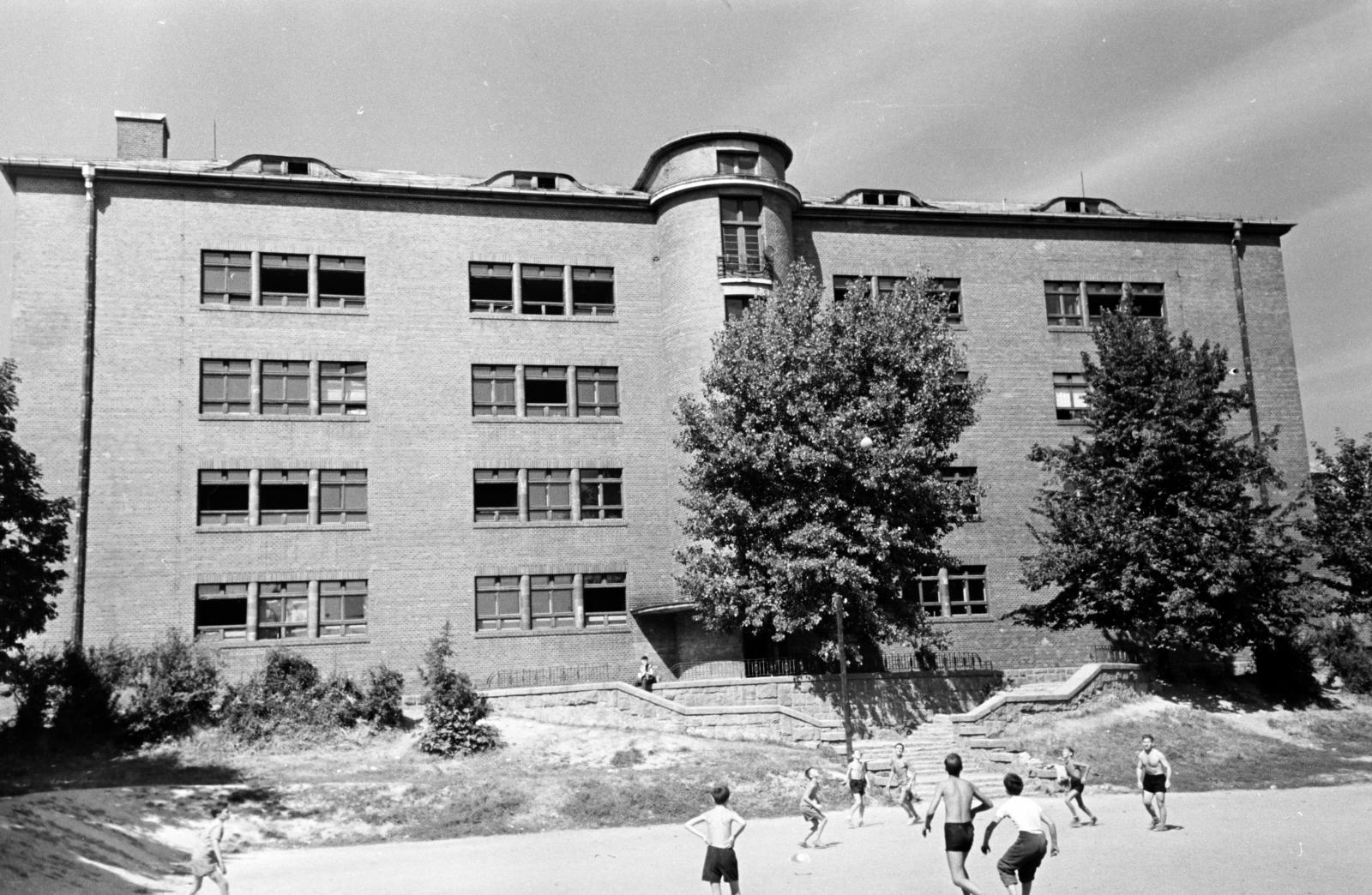 Hungary, Budapest XII., Németvölgyi úti Általános Iskola, udvar felőli homlokzat., 1958, Hegyvidéki Helytörténeti Gyűjtemény, Budapest, Fortepan #290437