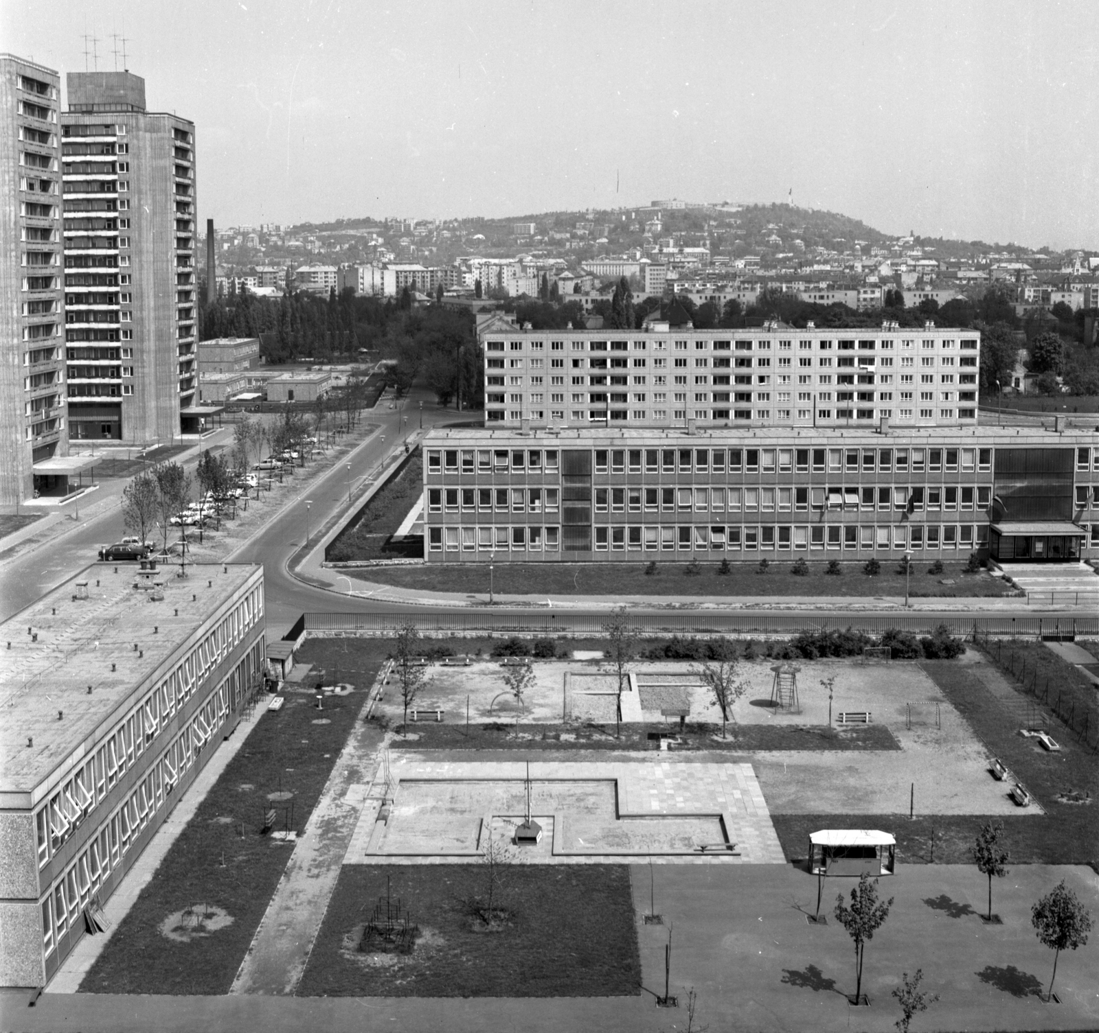 Hungary, Budapest XI., Kilátás az Etele (Szakasits Árpád) út 39-49. számú házból a Gellért-hegy felé. Balra a Fejér Lipót (Török Ignác) utcai toronyházak, szemben a Mérnök utcai Általános Iskola (később Gábor Dénes Főiskola) épülete., 1971, Építésügyi Dokumentációs és Információs Központ, VÁTI, playground, concrete block of flats, chimney, Budapest, Kelenföld housing complex, Fortepan #29044