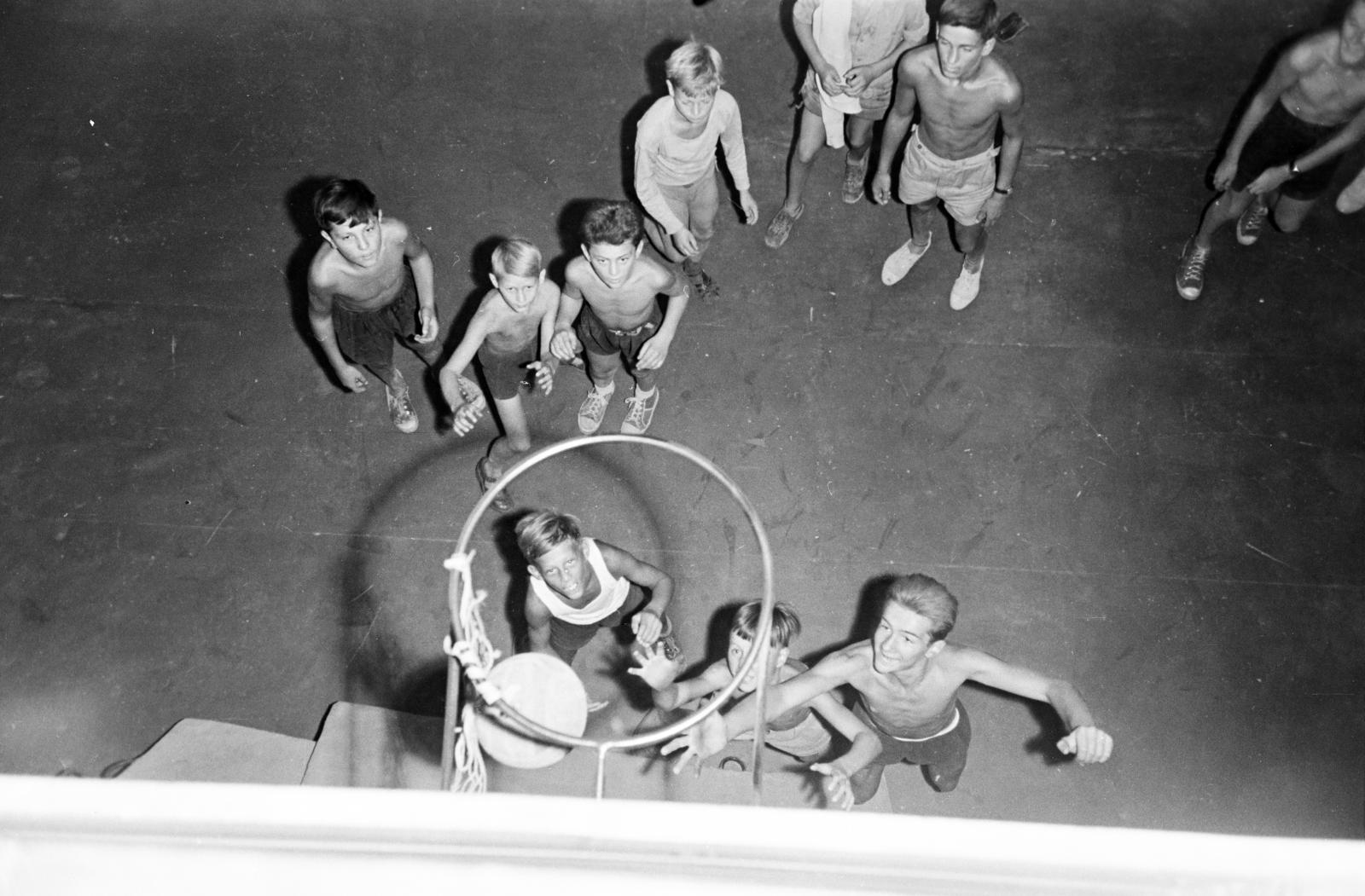 Magyarország, Budapest XII., Németvölgyi úti Általános Iskola, a felvétel tornaterem karzatáról készült., 1958, Hegyvidéki Helytörténeti Gyűjtemény, Budapest, kosárlabda, Fortepan #290440