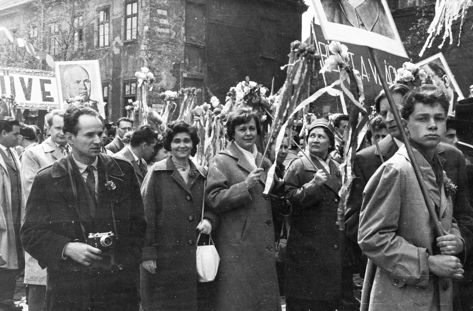Hungary, Budapest VII., Dózsa György út, a május 1-i felvonulók mögött a Százház utca torkolat., 1961, Hegyvidéki Helytörténeti Gyűjtemény, Budapest, Fortepan #290446