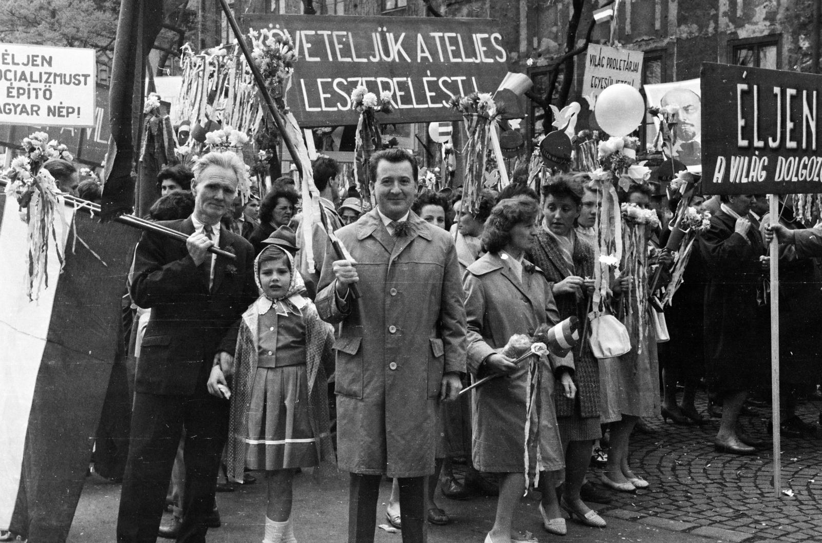 Magyarország, Budapest VII., Dózsa György út, május 1-i felvonulás résztvevői., 1961, Hegyvidéki Helytörténeti Gyűjtemény, felvonulás, Budapest, Fortepan #290449
