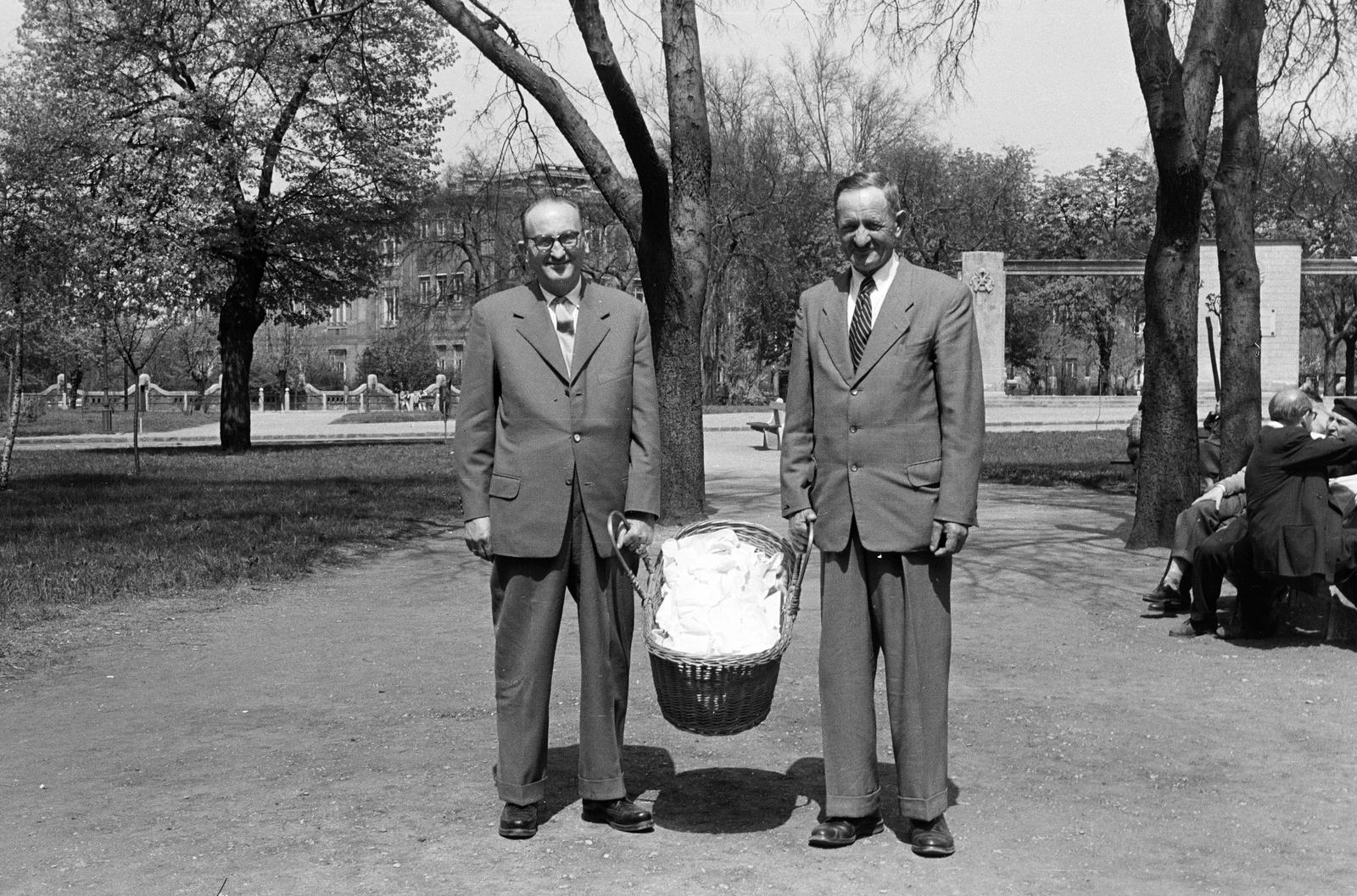 Hungary, Budapest VIII., Ludovika (Kun Béla) tér, balra a Korányi Sándor utcánál a SOTE (később Semmelweis Egyetem) Belklinika. Jobbra a szovjet hősi emlékmű látható., 1962, Hegyvidéki Helytörténeti Gyűjtemény, Best of, Budapest, Fortepan #290461