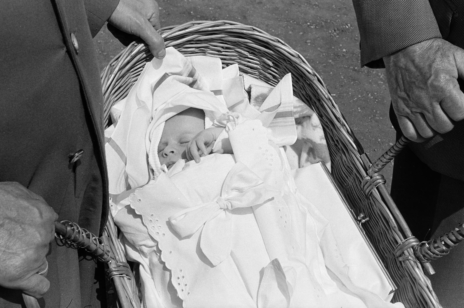 Magyarország, Budapest VIII., a felvétel a Ludovika (Kun Béla) téren készült., 1962, Hegyvidéki Helytörténeti Gyűjtemény, mózeskosár, Budapest, Fortepan #290462