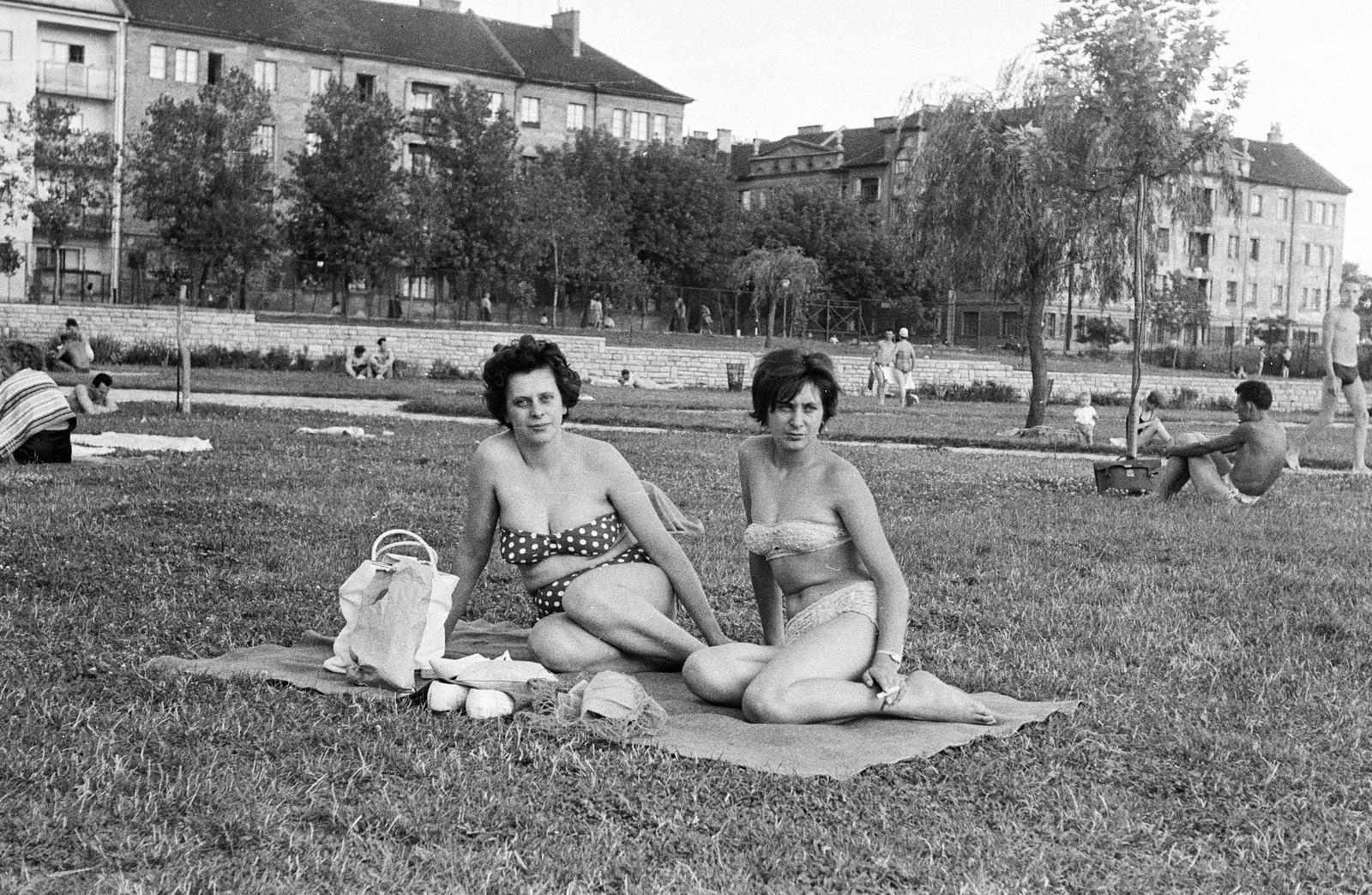 Hungary, Budapest XIII., Népfürdő utca, Dagály (Szabadság) fürdő, háttérben a Dagály utca torkolata., 1962, Hegyvidéki Helytörténeti Gyűjtemény, Budapest, Fortepan #290465