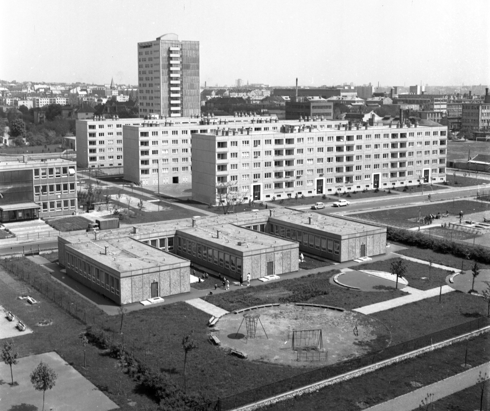 Magyarország, Budapest XI., Mérnök utcai óvoda az Etele (Szakasits Árpád) út 39-49. sz. házból nézve., 1971, Építésügyi Dokumentációs és Információs Központ, VÁTI, játszótér, panelház, Budapest, Kelenföldi lakótelep, Fortepan #29047