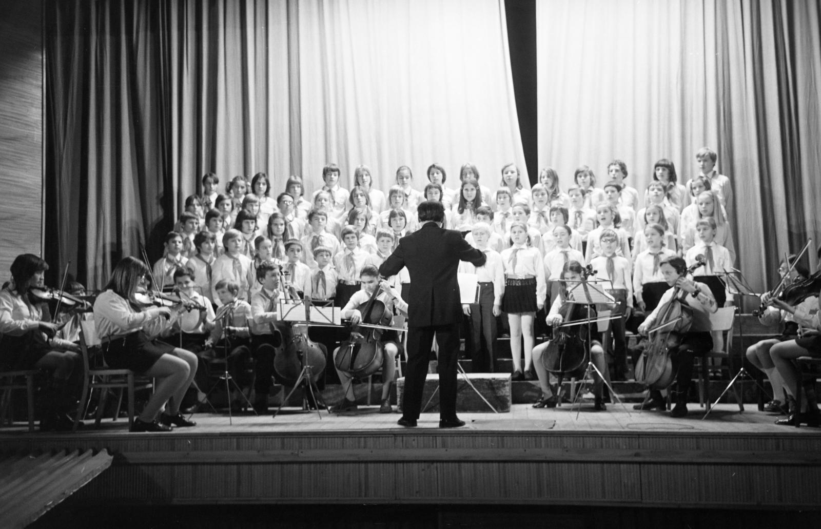 1968, Hegyvidéki Helytörténeti Gyűjtemény, kórus, karmester, zenekar, koncert, gyerekek, Fortepan #290471