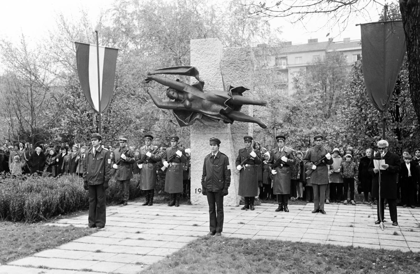 Hungary, Budapest XII., a Csörsz utca és a Hegyalja út közötti park. Ünnepség, koszorúzás a Szabadság-emlékműnél, (Kiss Kovács Gyula szobrászművész alkotása 1972.)., 1972, Hegyvidéki Helytörténeti Gyűjtemény, Budapest, Fortepan #290472