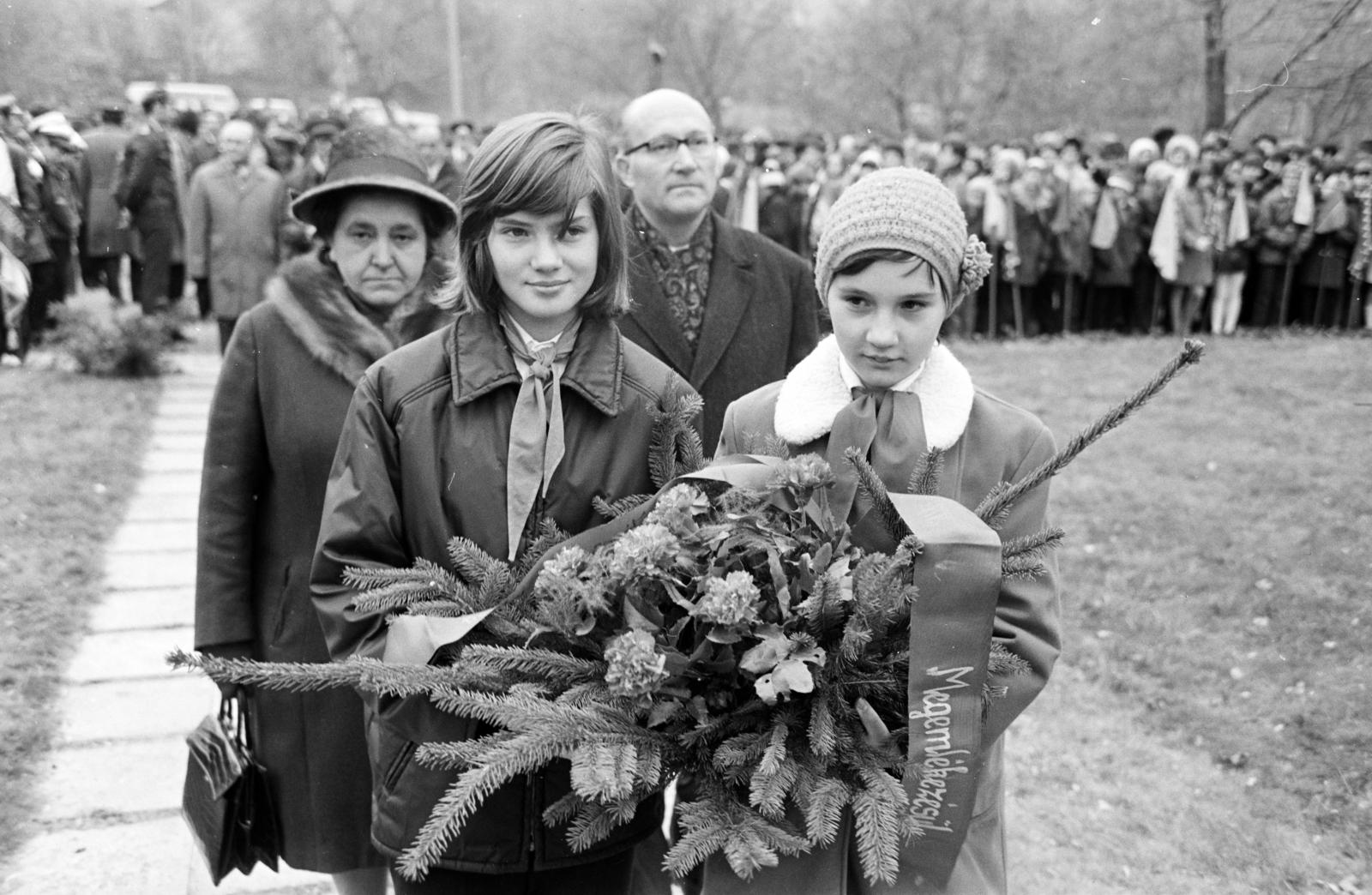 Hungary, Budapest XII., a Csörsz utca és a Hegyalja út közötti park. Ünnepség, koszorúzás a Szabadság-emlékműnél., 1972, Hegyvidéki Helytörténeti Gyűjtemény, Budapest, Fortepan #290473