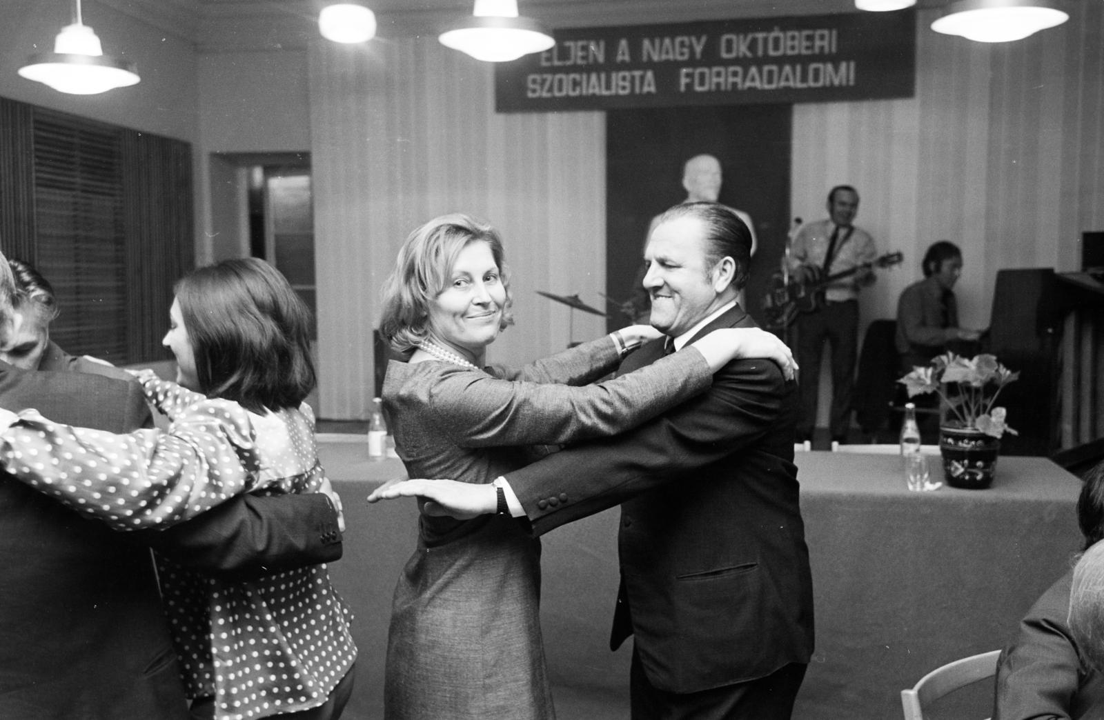 1968, Hegyvidéki Helytörténeti Gyűjtemény, tánc, Lenin-ábrázolás, felirat, zenekar, Fortepan #290474