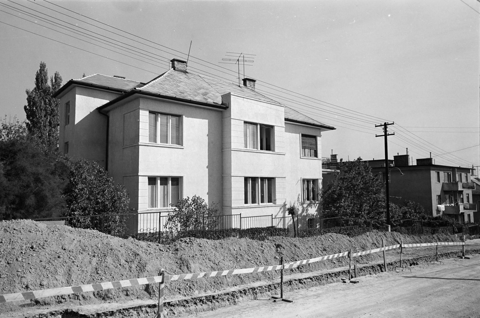 Magyarország, Budapest XII., Goldmark Károly utca, jobbra a 9-es számú épület, a Szemben a Csemegi utca 10. szám alatti ház látható., 1968, Hegyvidéki Helytörténeti Gyűjtemény, Budapest, Fortepan #290477