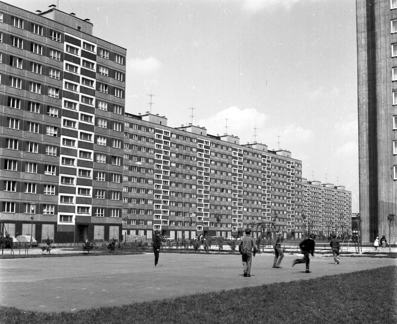 Magyarország, Budapest XI., Tétényi úti házak, a Toronyház a Fejér Lipót (Török Ignác) utcánál áll., 1971, Építésügyi Dokumentációs és Információs Központ, VÁTI, játszótér, panelház, Budapest, Fortepan #29048