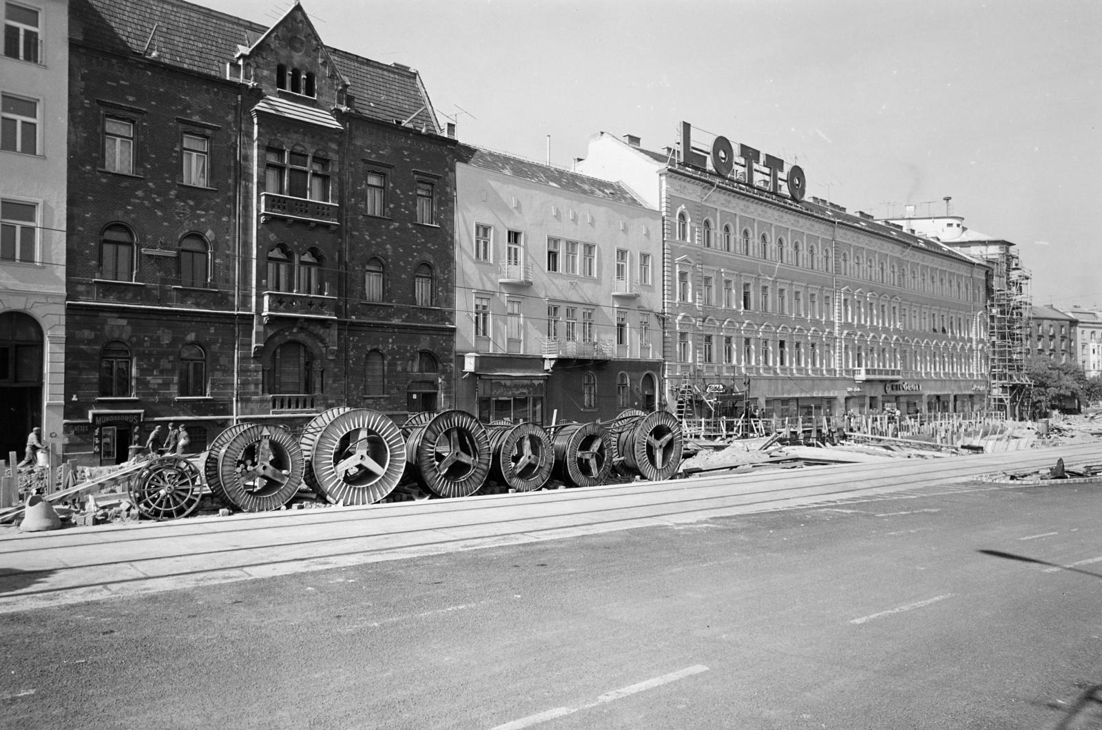 Hungary, Budapest XII.,Budapest I., az Alkotás utca házsora a Déli pályaudvarnál. Jobbra a Magyar Jakobinusok tere., 1970, Hegyvidéki Helytörténeti Gyűjtemény, Budapest, Fortepan #290481
