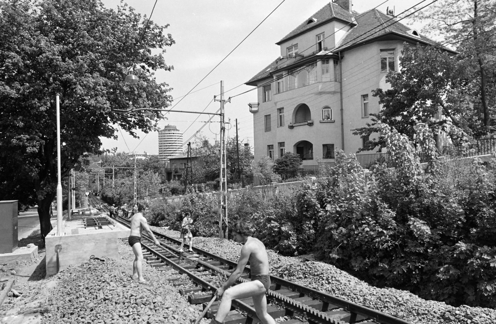 Magyarország, Budapest XII., a Fogaskerekű Diósárok megállója. Szemben a Körszálló, jobbra a Fogaskerekű utca 2-es számú ház., 1973, Hegyvidéki Helytörténeti Gyűjtemény, Best of, sínpálya, sínjavítás, fogaskerekű vasút, Budapest, Fortepan #290486
