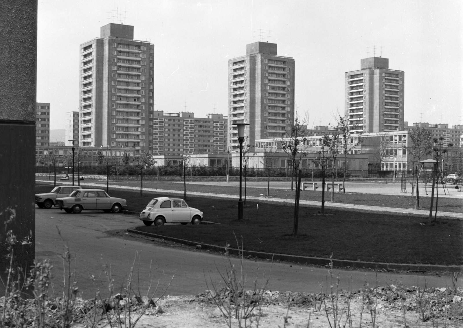 Hungary, Budapest XI., Mérnök utcai óvoda, mögötte a Fejér Lipót (Török Ignác) utcai toronyházak az Etele (Szakasits Árpád) út 37. számú ház sarkától nézve., 1971, Építésügyi Dokumentációs és Információs Központ, VÁTI, playground, concrete block of flats, Skoda-brand, Fiat-brand, Polski Fiat-brand, Wartburg-brand, lamp post, Budapest, Fortepan #29049