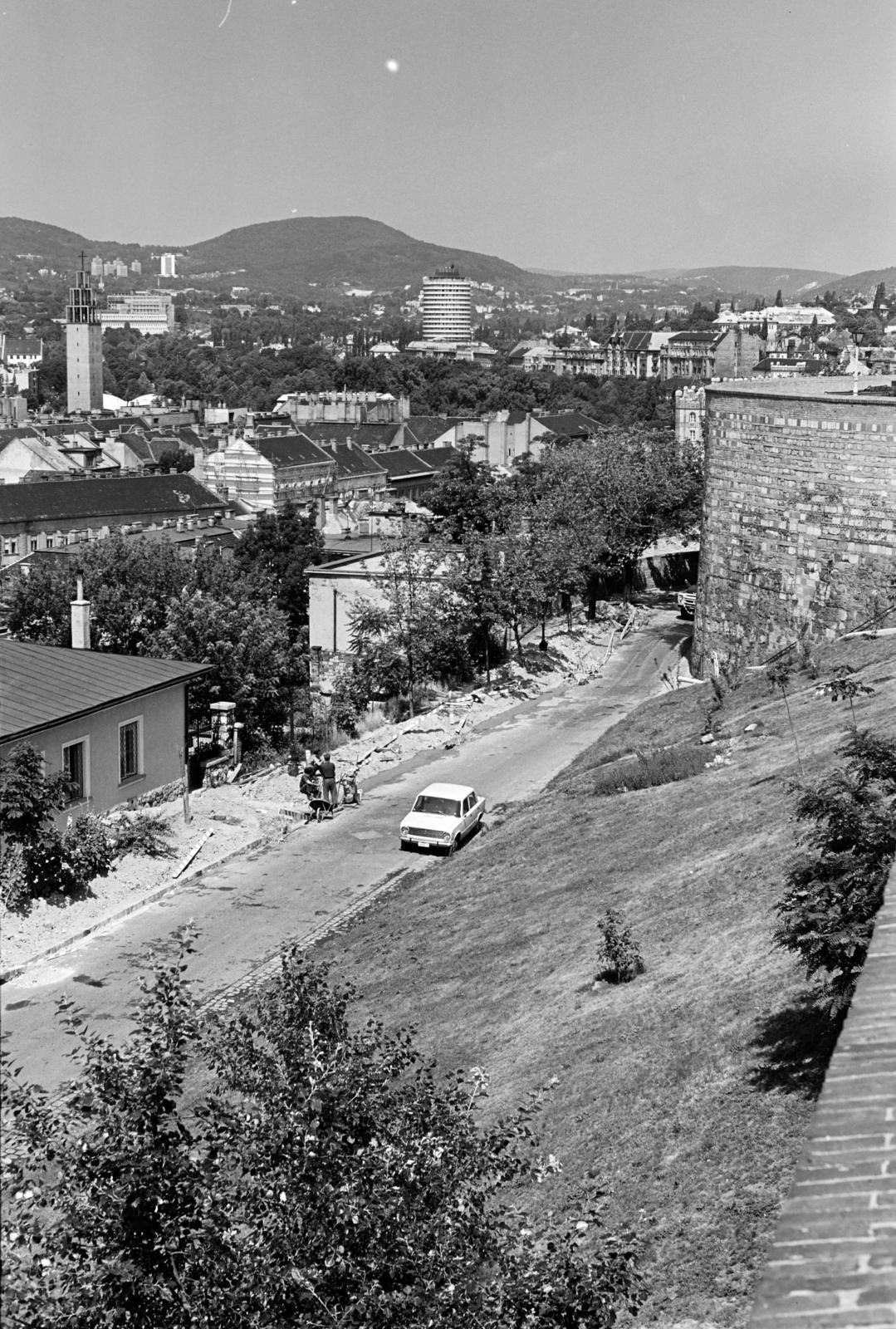 Hungary, Budapest I., kilátás a Tóth Árpád sétányról, a Hadtörténeti Múzeum elől a Városmajor és a Hárs-hegy felé. Előtérben a Lovas út, jobbra az Esztergomi rondella., 1974, Hegyvidéki Helytörténeti Gyűjtemény, Budapest, Fortepan #290491