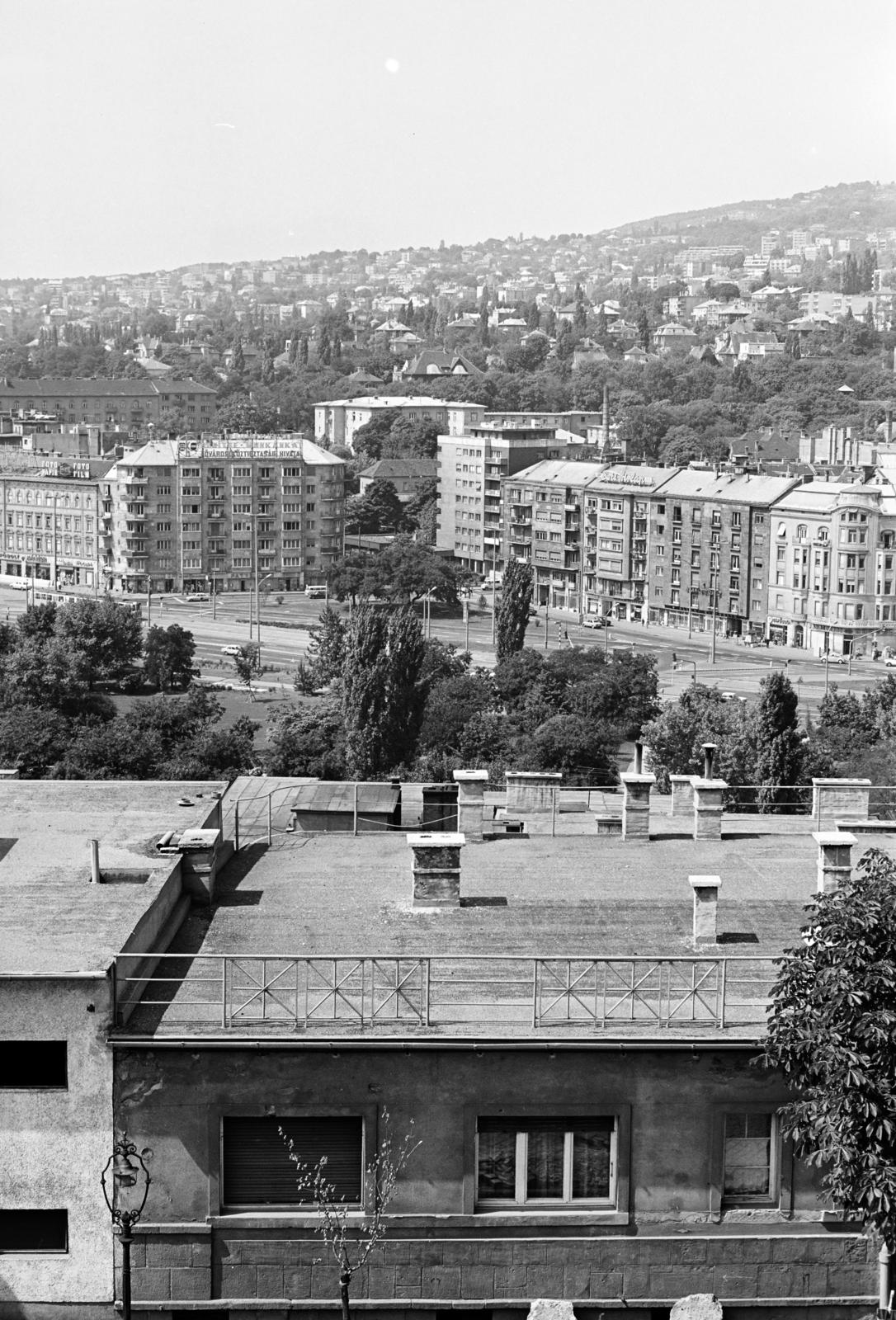 Hungary, Budapest I., kilátás a Tóth Árpád sétányról, a Hadtörténeti Múzeum elől a Magyar jakobinusok tere felé, előtérben a Lovas út melletti ház tetőzete látható., 1974, Hegyvidéki Helytörténeti Gyűjtemény, Budapest, Fortepan #290493