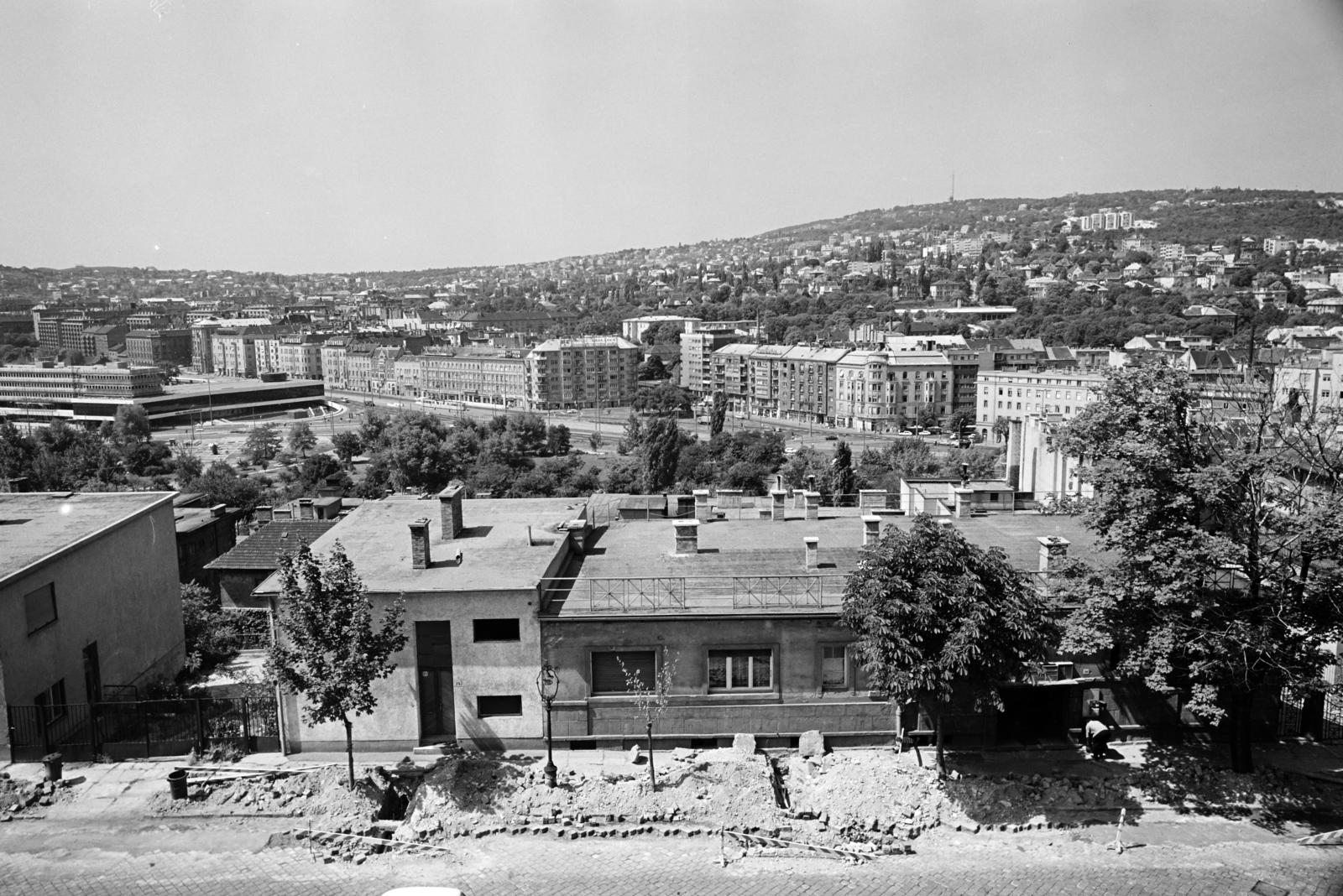 Magyarország, budai Vár, Budapest I., kilátás a Tóth Árpád sétányról, a Hadtörténeti Múzeum elől a Széchényi-hegy felé. Balra a Déli pályaudvar előtte a Vérmező. Előtérben a Lovas út., 1974, Hegyvidéki Helytörténeti Gyűjtemény, Budapest, Fortepan #290494