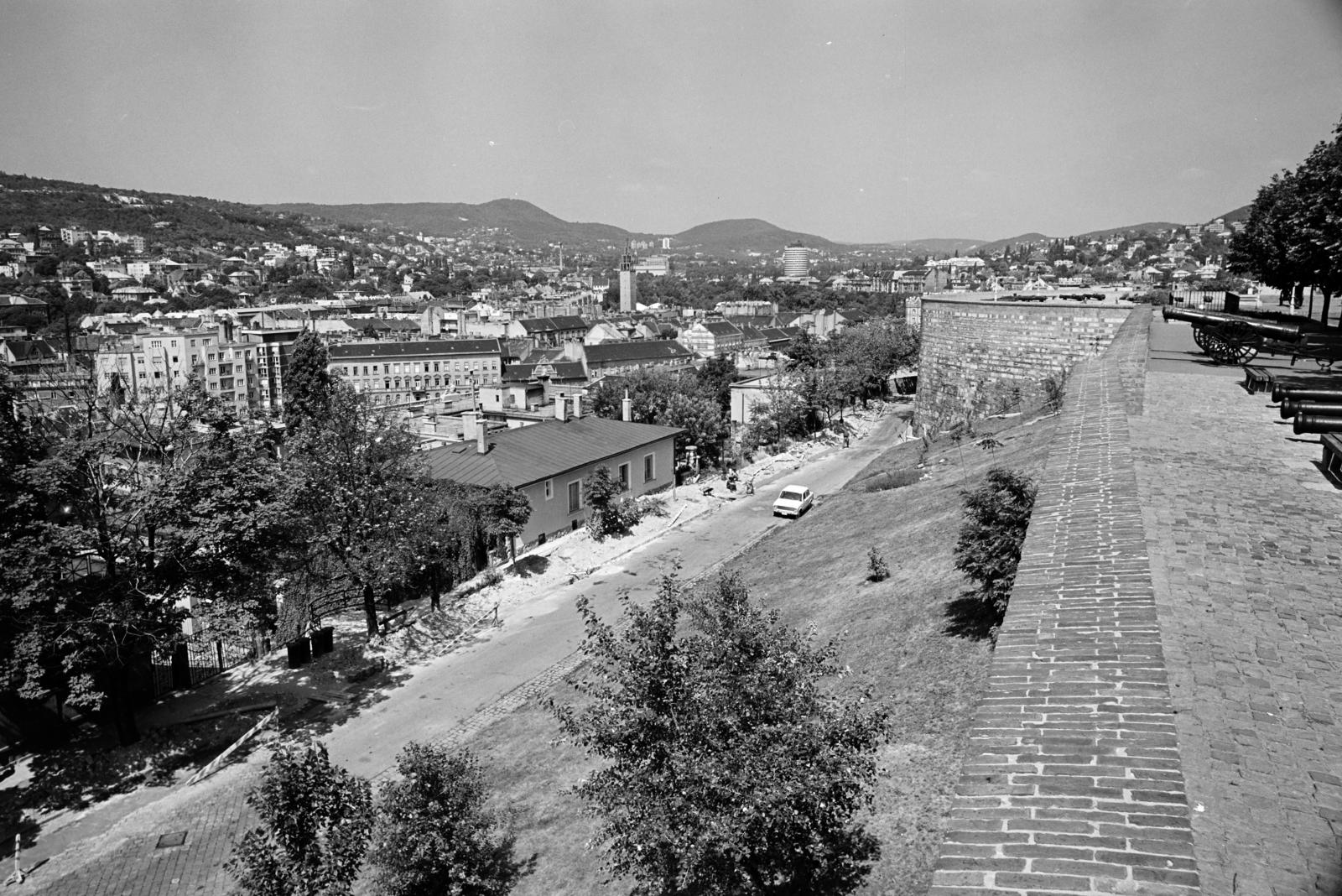 Hungary, Budapest I., kilátás a Tóth Árpád sétányról a János-hegy és a Hárs-hegy felé. Előtérben a Lovas út, szemben az Esztergomi rondella, jobbra a Hadtörténeti Múzeum előtti történelmi ágyúk láthatók., 1974, Hegyvidéki Helytörténeti Gyűjtemény, Budapest, Fortepan #290495