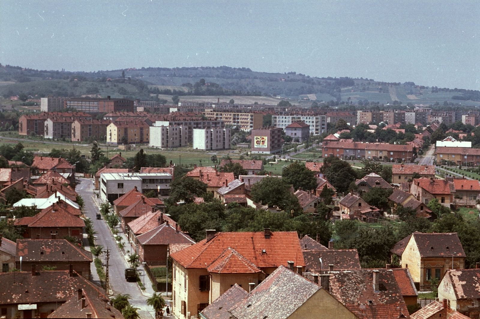 Magyarország, Zalaegerszeg, látkép a Kossuth Lajos utcától nézve, előtérben Petőfi Sándor utca., 1970, Építésügyi Dokumentációs és Információs Központ, VÁTI, színes, látkép, Fortepan #29051