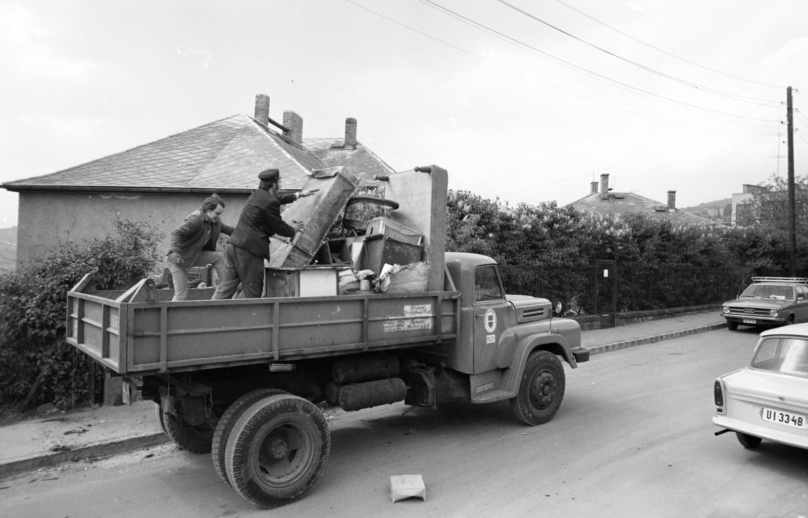 1973, Hegyvidéki Helytörténeti Gyűjtemény, lomtalanítás, Audi 80, Csepel D-420, Trabant 601, rendszám, Fortepan #290517