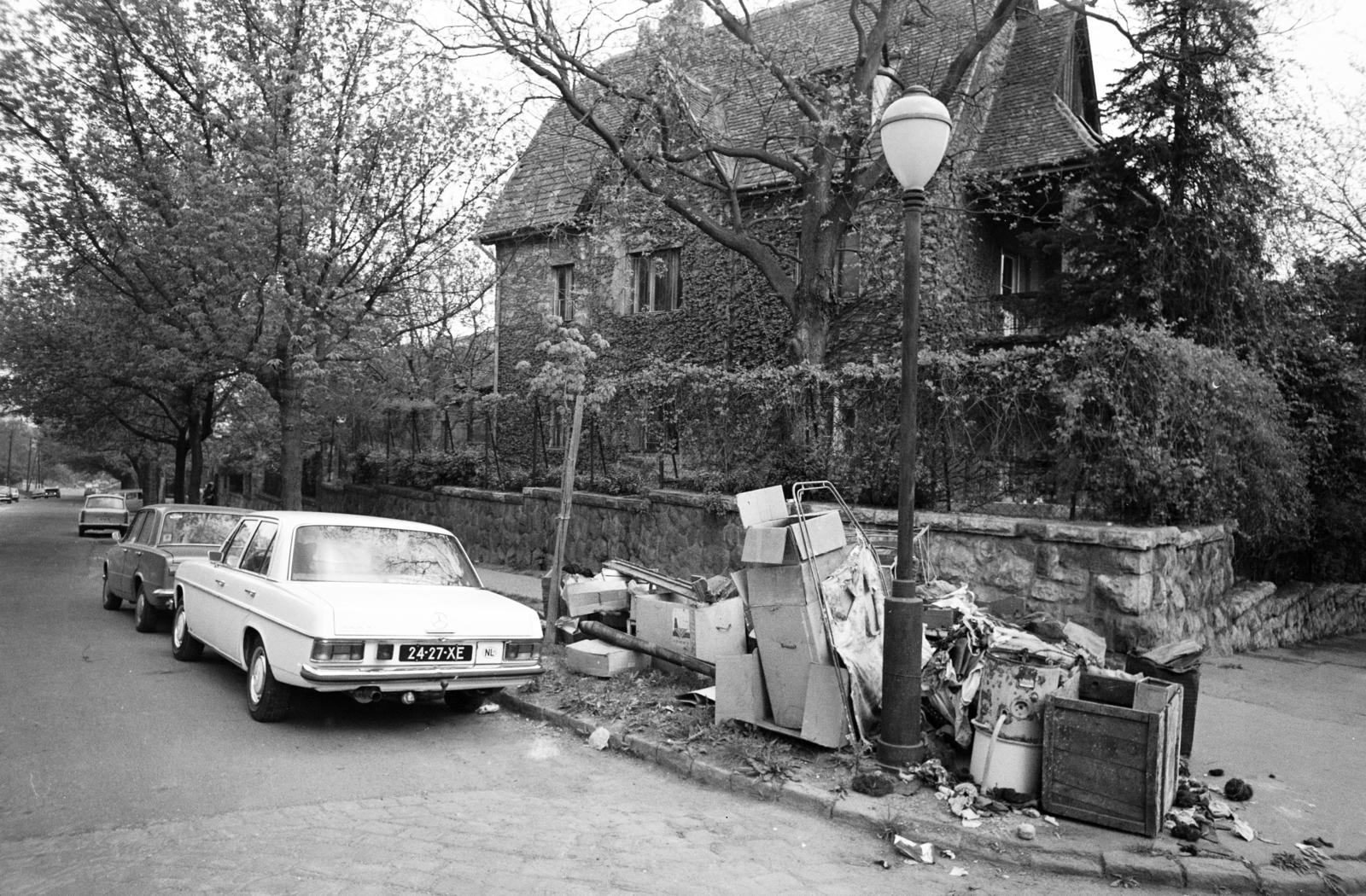 Magyarország, Budapest XII., Határőr út, lomtalanításkor kirakott hulladék a 32-es számú ház előtt, jobbra az Alma utca., 1973, Hegyvidéki Helytörténeti Gyűjtemény, lomtalanítás, Mercedes W115, rendszám, Budapest, Fortepan #290518