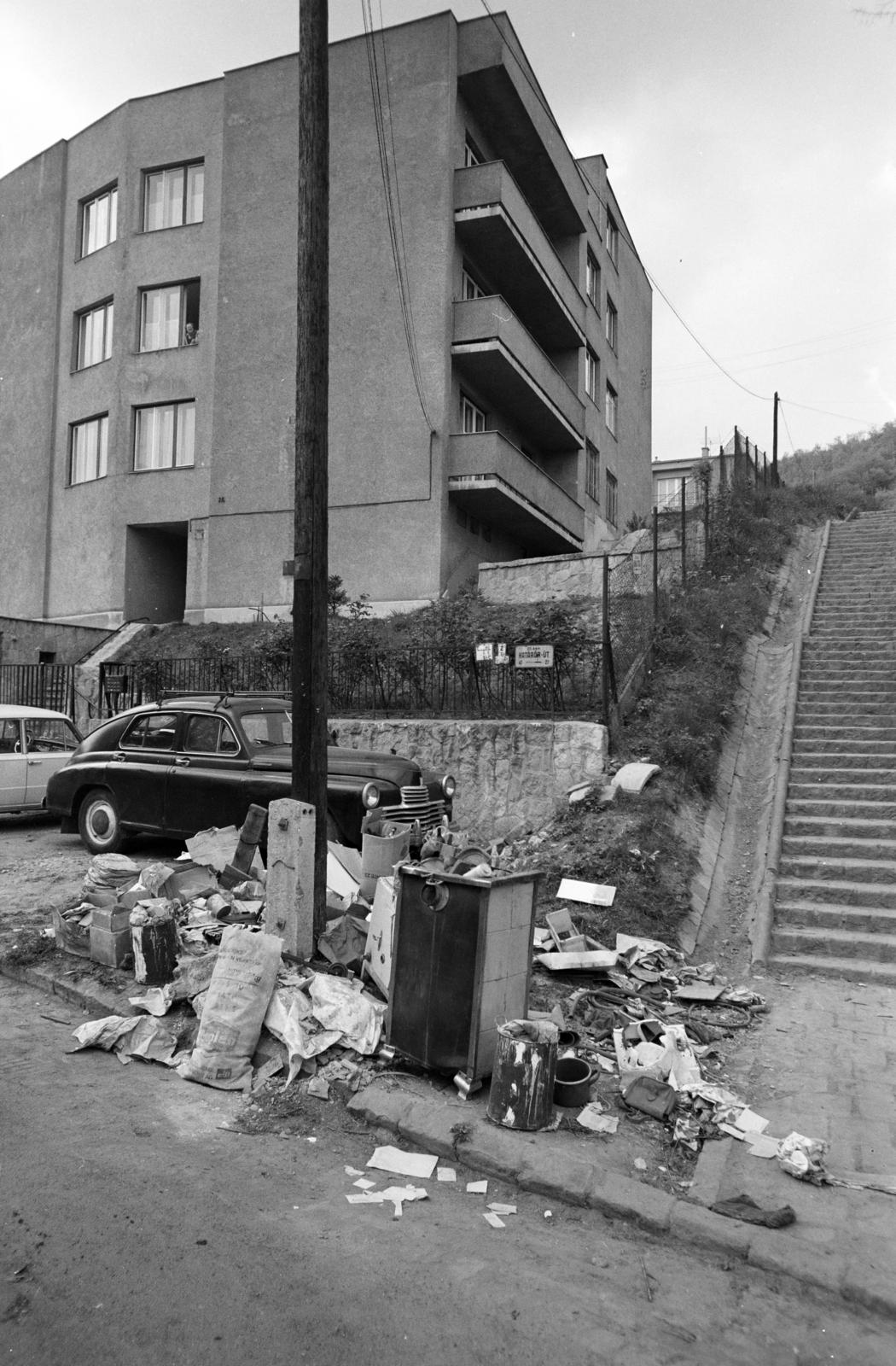 Magyarország, Budapest XII., Határőr út, lomtalanításkor kirakott hulladék a 27-es számú ház előtt, jobbra az Alma utca lépcsősora., 1973, Hegyvidéki Helytörténeti Gyűjtemény, lomtalanítás, Budapest, Fortepan #290519