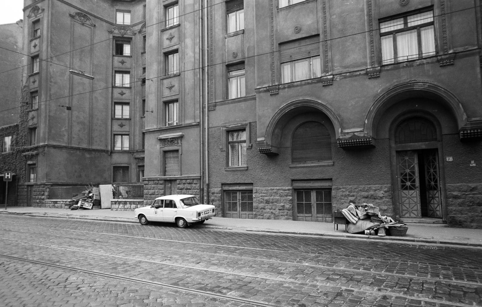 Magyarország, Budapest XII., Alkotás utca, balra a 39/b, jobbra a 39/a számú ház., 1973, Hegyvidéki Helytörténeti Gyűjtemény, Best of, lomtalanítás, Polski Fiat 125p, Budapest, Fortepan #290520