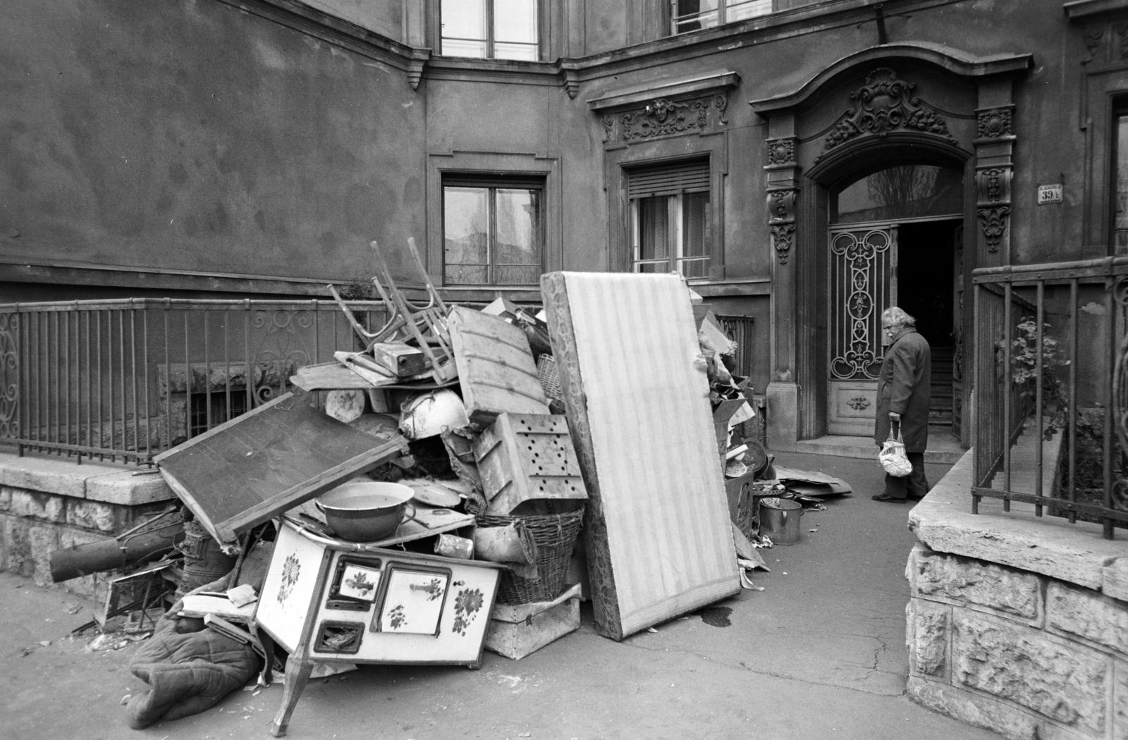 Magyarország, Budapest XII., Alkotás utca, a felvétel a 39/b számú ház előtt készült., 1973, Hegyvidéki Helytörténeti Gyűjtemény, lomtalanítás, Budapest, Fortepan #290521