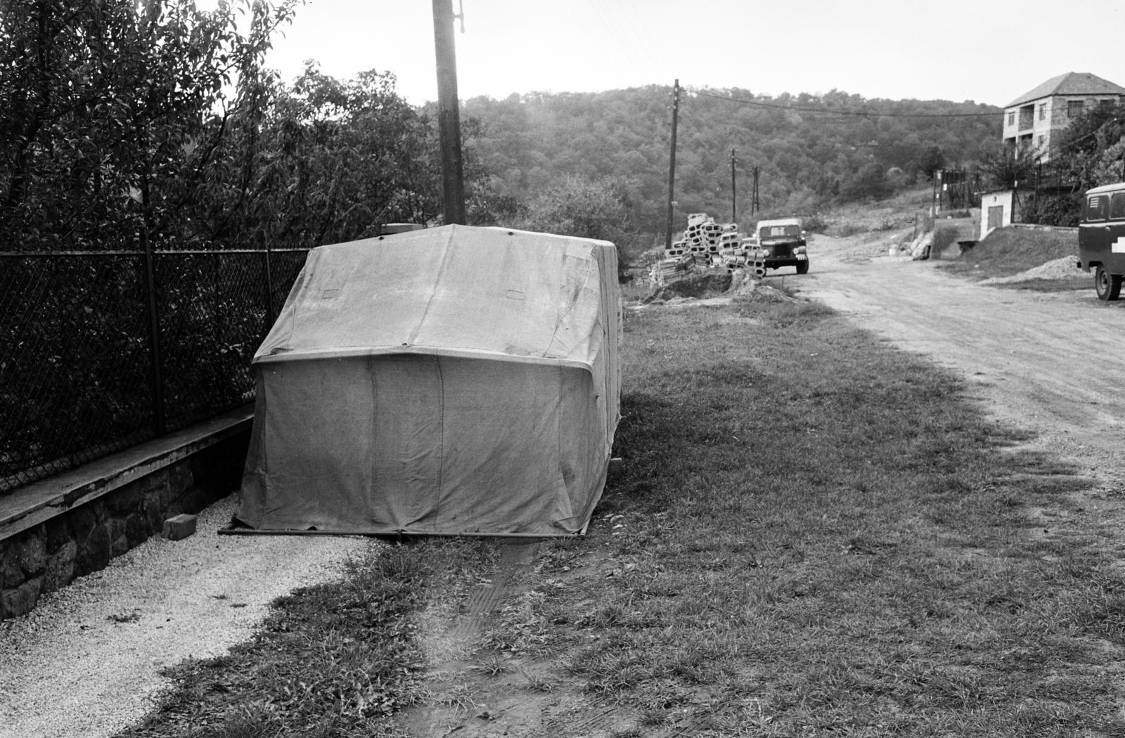 Hungary, Budapest XII., Arató utca, ponyvából készült garázs a 42. számú ház előtt., 1970, Hegyvidéki Helytörténeti Gyűjtemény, Budapest, Fortepan #290529