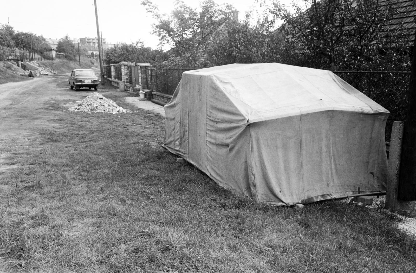 Hungary, Budapest XII., Arató utca, ponyvából készült garázs a 42. számú ház előtt., 1970, Hegyvidéki Helytörténeti Gyűjtemény, Budapest, Fortepan #290530