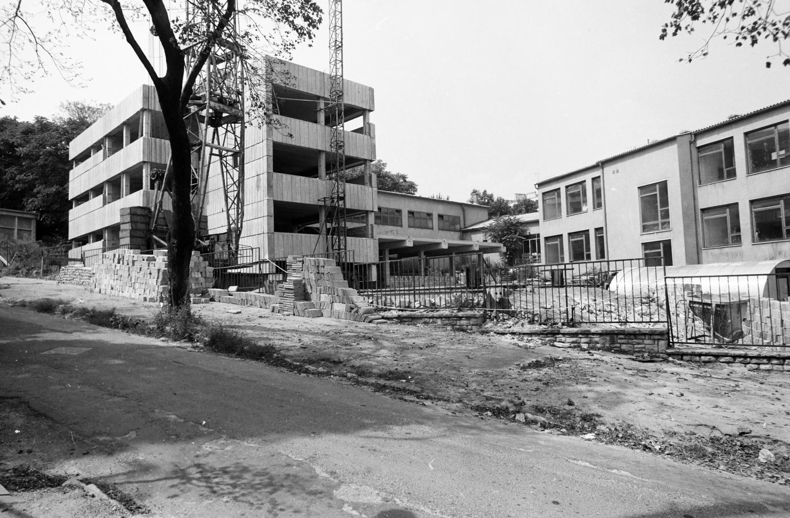 Hungary, Budapest XII., Mártonhegyi út 34., Általános Iskola (később Tamási Áron Általános Iskola, Gimnázium és Német Nemzetiségi Gimnázium)., 1975, Hegyvidéki Helytörténeti Gyűjtemény, Budapest, Fortepan #290545