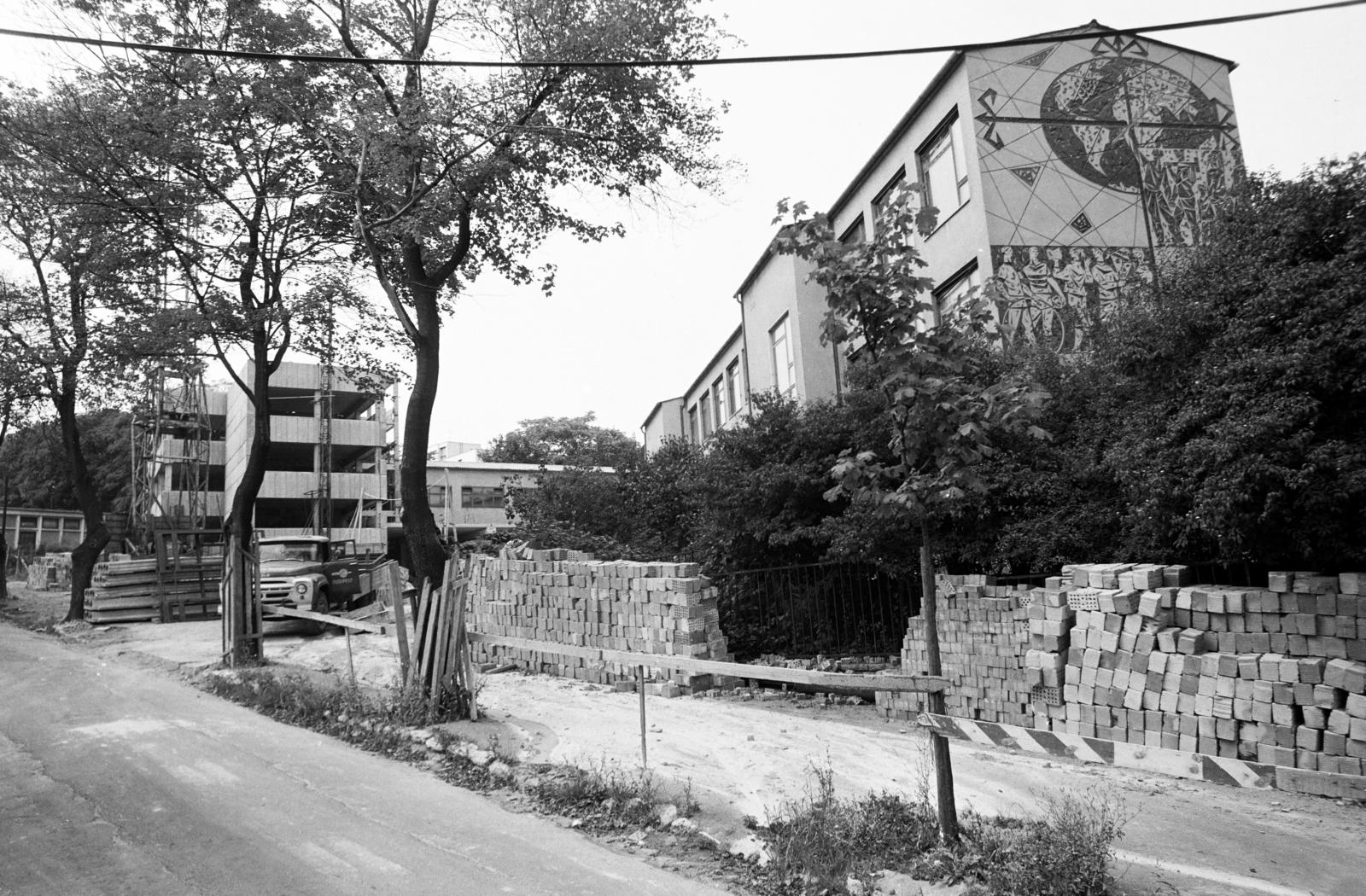 Hungary, Budapest XII., Mártonhegyi út 34., Általános Iskola (később Tamási Áron Általános Iskola, Gimnázium és Német Nemzetiségi Gimnázium)., 1975, Hegyvidéki Helytörténeti Gyűjtemény, Budapest, Fortepan #290546