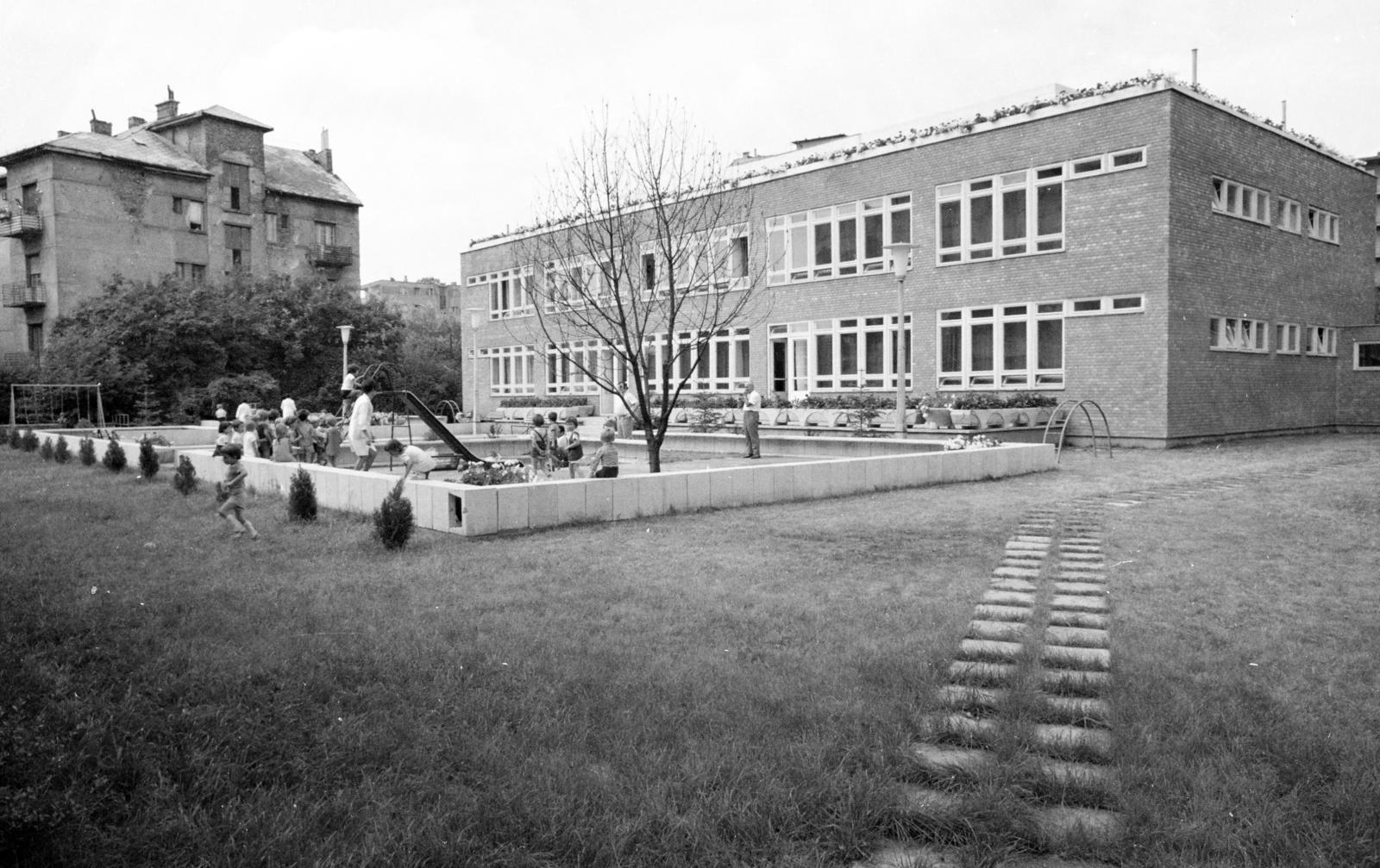 Hungary, Budapest XII., Kiss János altábornagy utca 40. szám alatti Tanítóképző Főiskola Gyakorlóóvodája. Balra a Csörsz utca 53/b számú épület udvar felőli homlokzata., 1971, Hegyvidéki Helytörténeti Gyűjtemény, Budapest, Fortepan #290548