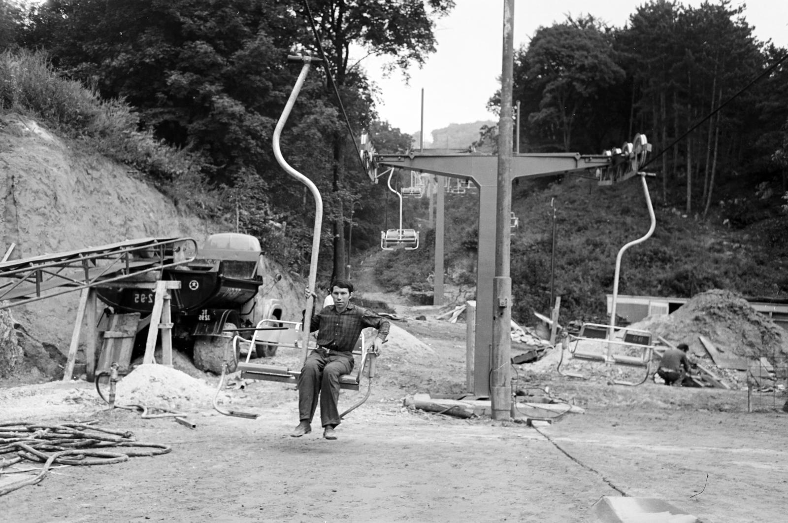 Hungary, Budapest XII., Zugliget, a felvétel a Libegő alsó állomásának közelében készült., 1970, Hegyvidéki Helytörténeti Gyűjtemény, Budapest, chairlift, Fortepan #290555