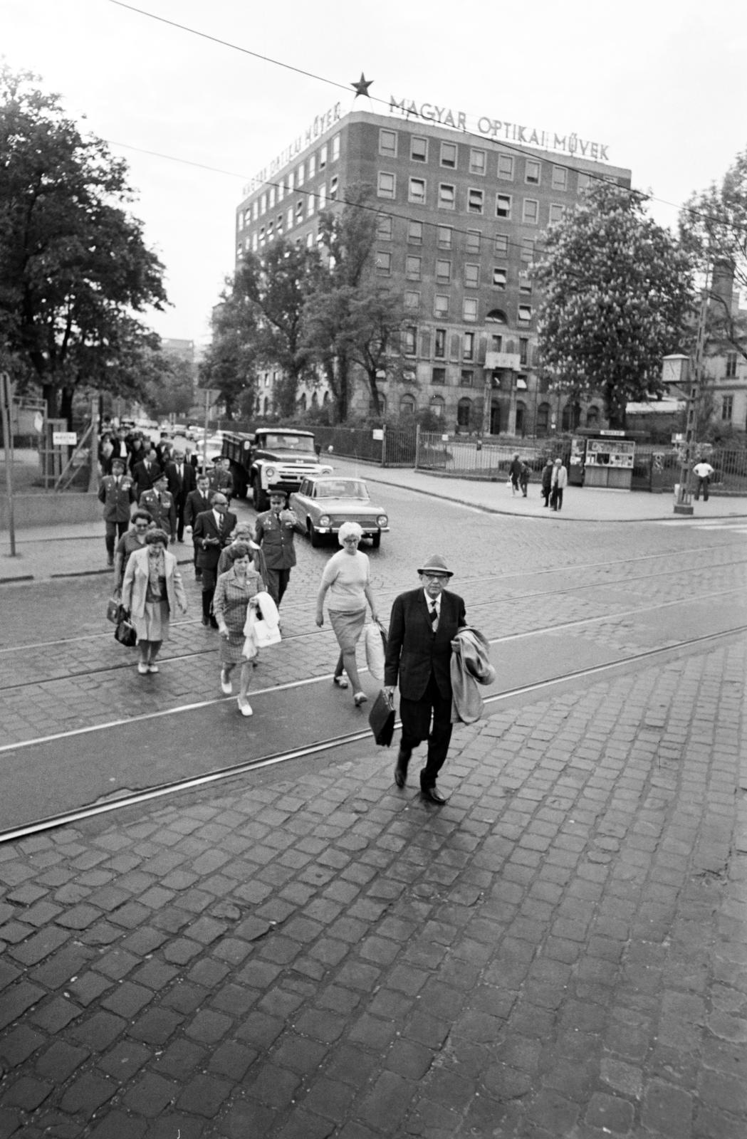 Magyarország, Budapest XII., Alkotás utca - Csörsz utca kereszteződése. Szemben a Magyar Optikai Művek (MOM) irodaháza., 1964, Hegyvidéki Helytörténeti Gyűjtemény, Budapest, Fortepan #290559
