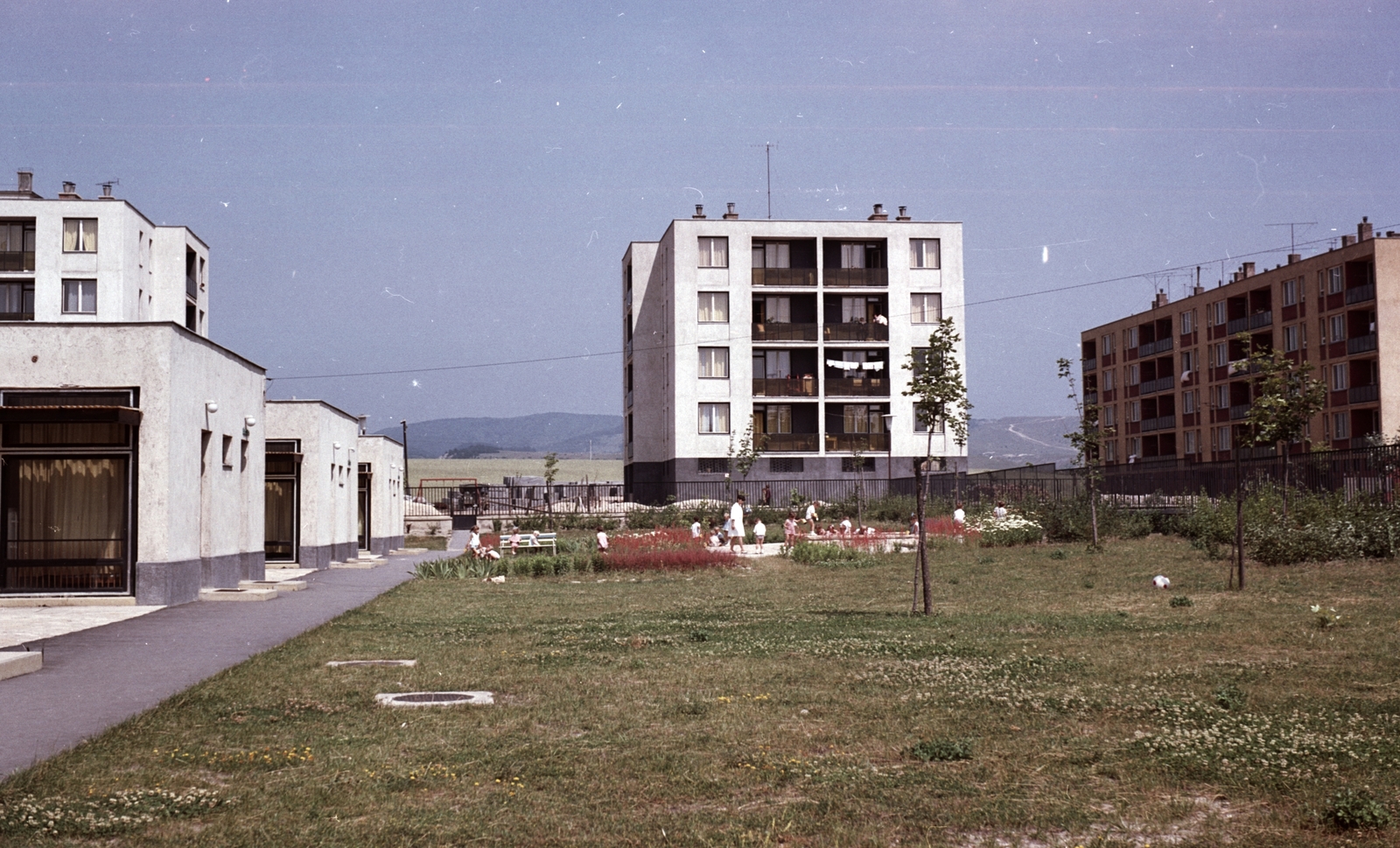 Hungary, Várpalota, Tési-domb, bölcsőde, a Körmöcbánya (Kremnicza) utca felől a Tábormező utca felé fényképezve., 1969, Építésügyi Dokumentációs és Információs Központ, VÁTI, playground, colorful, garden, blocks, summer, kids, Fortepan #29056