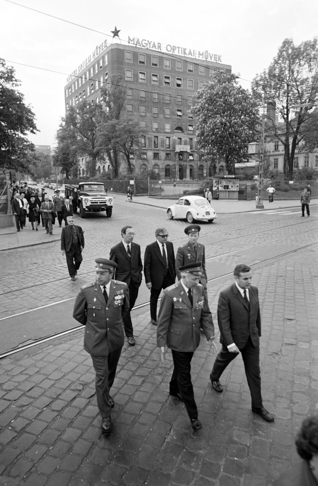 Hungary, Budapest XII., Alkotás utca - Csörsz utca kereszteződése. Szemben a Magyar Optikai Művek (MOM) irodaháza., 1964, Hegyvidéki Helytörténeti Gyűjtemény, Budapest, Fortepan #290560