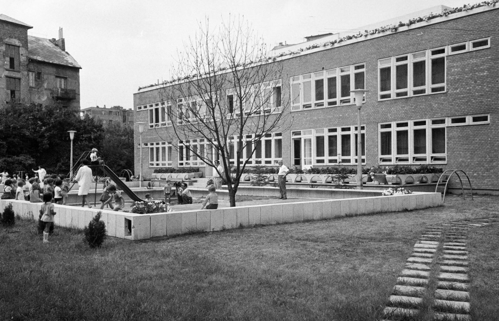 Magyarország, Budapest XII., Kiss János altábornagy utca 40. szám alatti Tanítóképző Főiskola Gyakorlóóvodája. Balra a Csörsz utca 53/b számú épület udvar felőli homlokzata., 1975, Hegyvidéki Helytörténeti Gyűjtemény, óvoda, Budapest, Fortepan #290567