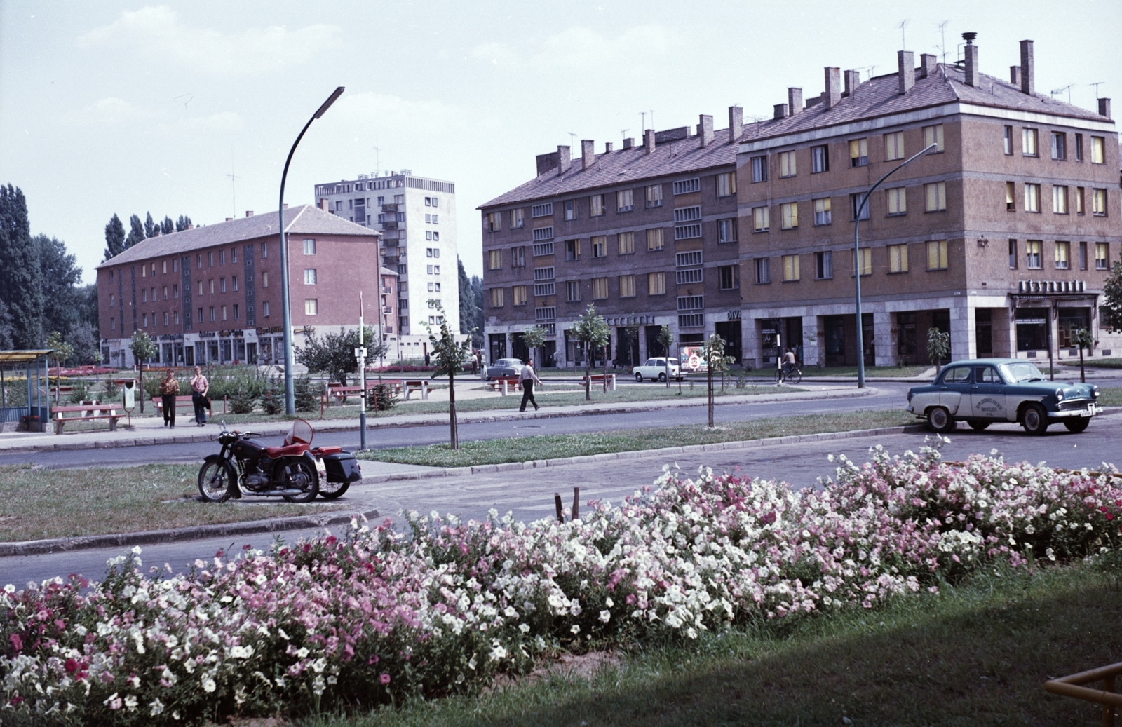 Hungary, Ajka, Frankel Leó utca a Móra Ferenc utcáról nézve, háttérben a Sport utcai magasház., 1966, Építésügyi Dokumentációs és Információs Központ, VÁTI, colorful, motorcycle, motorcycle with sidecar, Fortepan #29057