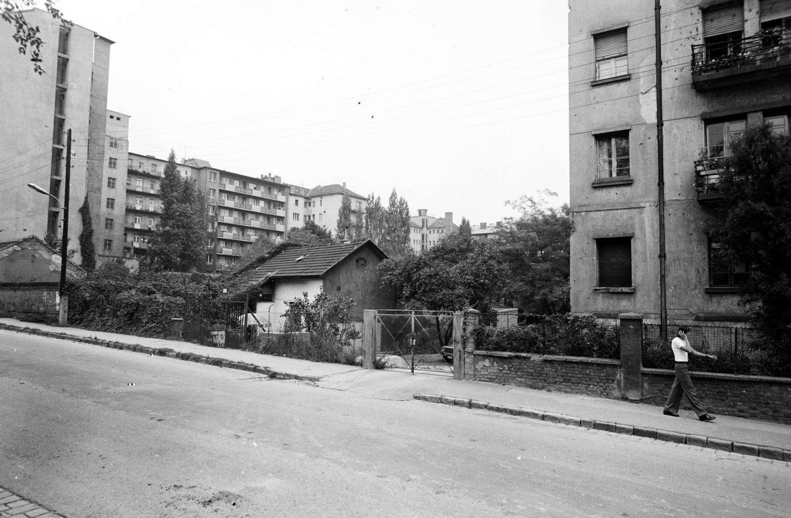 Hungary, Budapest XII., Csörsz utca, szemben az 53-as számú ház, ettől balra az ortodox zsidó temető található., 1975, Hegyvidéki Helytörténeti Gyűjtemény, Budapest, Fortepan #290570
