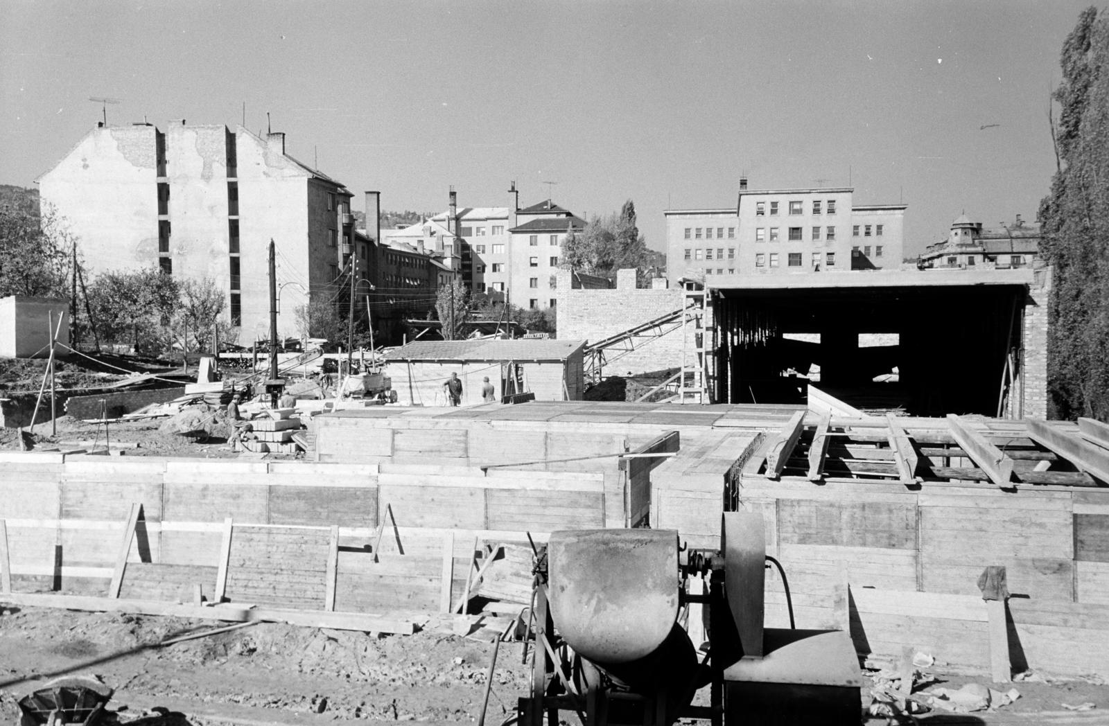 Magyarország, Budapest XII., Kiss János altábornagy utca 31-33. szám alatti iskola építkezése. Háttérben a Böszörményi út 20-22., a Közlekedési Építő Vállalat irodaháza látható., 1967, Hegyvidéki Helytörténeti Gyűjtemény, Budapest, Fortepan #290574