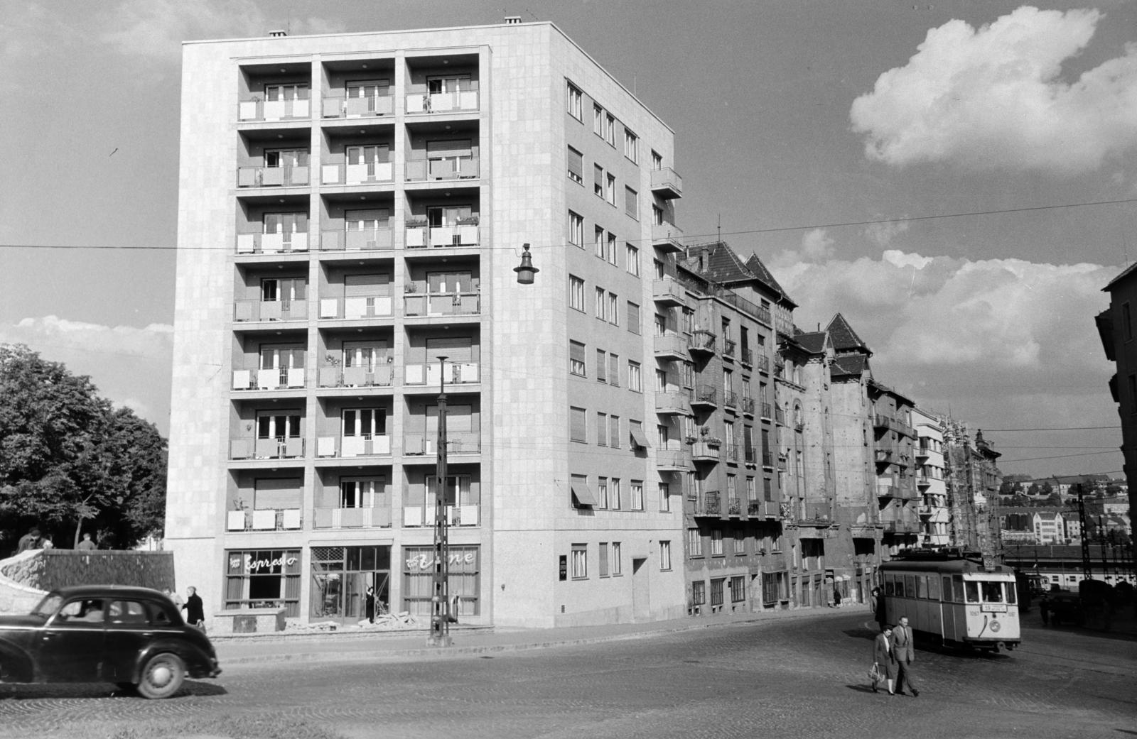 Magyarország, Budapest XII., szemben a Nagyenyed utca - Kék Golyó utca sarkán a Sarokház eszpresszó., 1967, Hegyvidéki Helytörténeti Gyűjtemény, Budapest, viszonylatszám, villamos, Fortepan #290575