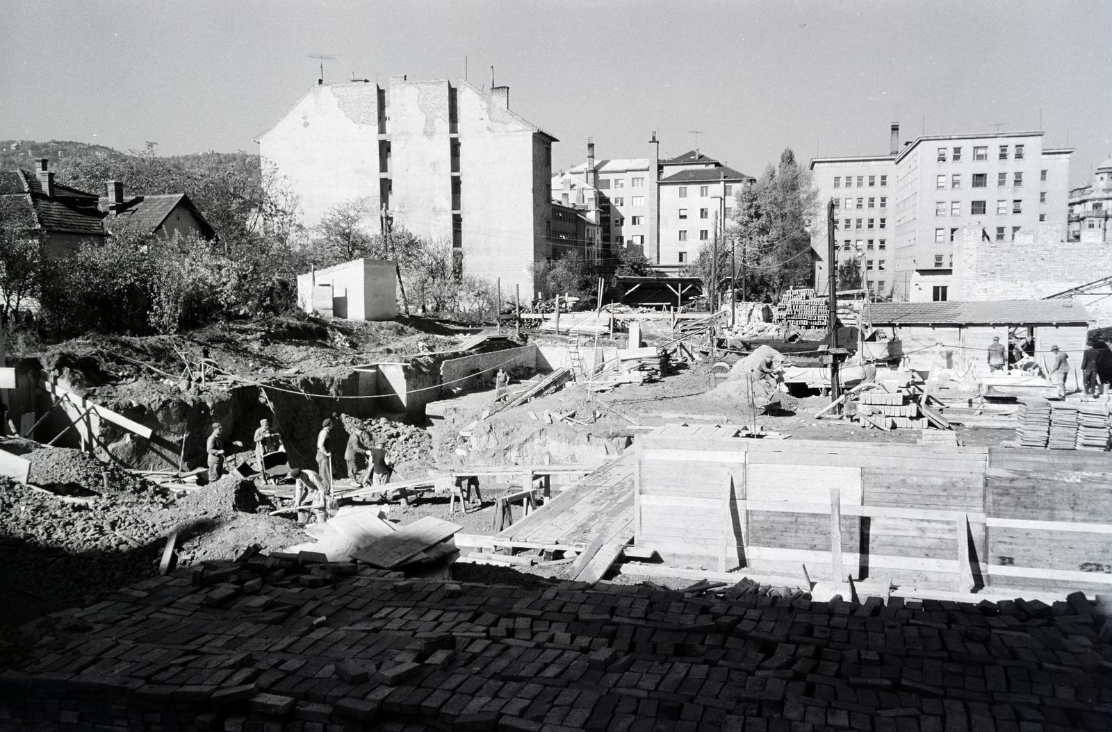 Magyarország, Budapest XII., Kiss János altábornagy utca 31-33 szám alatti iskola építkezése. Háttérben jobbra a Böszörményi út 20-22., a Közlekedési Építő Vállalat irodaháza látható., 1967, Hegyvidéki Helytörténeti Gyűjtemény, Budapest, Fortepan #290576