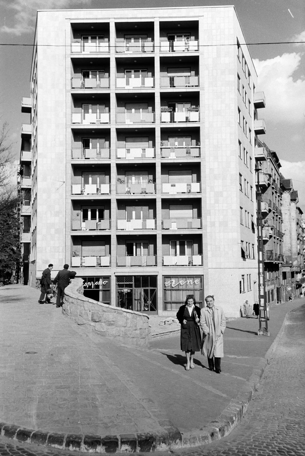 Magyarország, Budapest XII., szemben a Nagyenyed utca - Kék Golyó utca sarkán a Sarokház eszpresszó., 1967, Hegyvidéki Helytörténeti Gyűjtemény, eszpresszó, emberpár, Budapest, Fortepan #290579