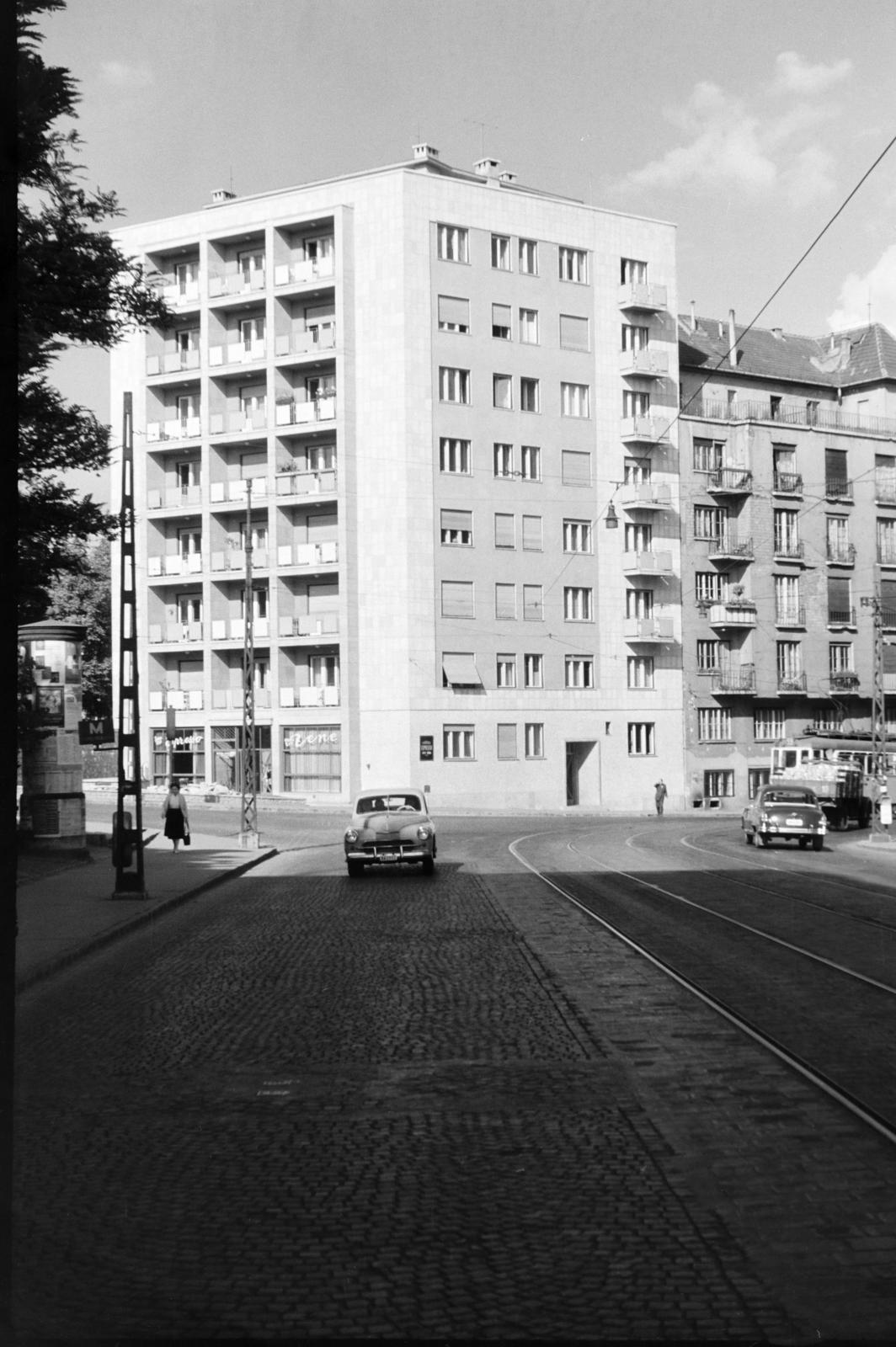 Magyarország, Budapest XII., Böszörményi út, szemben a Nagyenyed utca - Kék Golyó utca sarkán a Sarokház eszpresszó., 1967, Hegyvidéki Helytörténeti Gyűjtemény, Budapest, Fortepan #290583