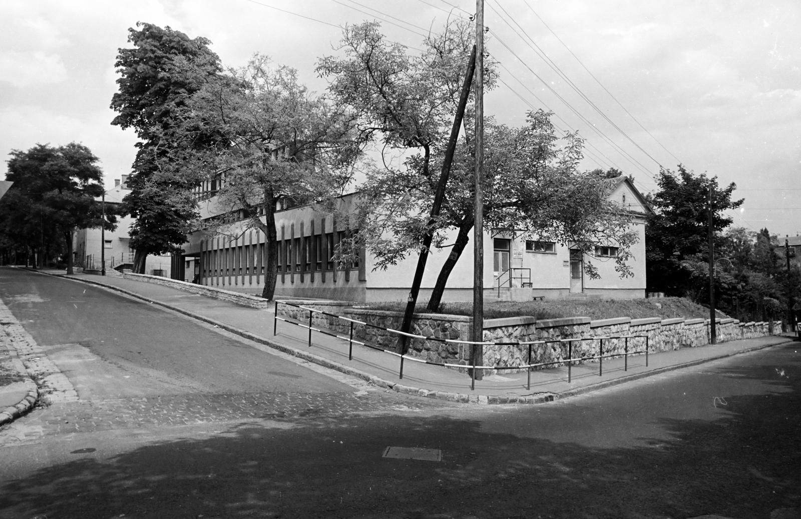 Hungary, Budapest XII., Orbánhegyi út - Tóth Lőrinc utca sarok. Kisegítő Általános iskola (később Fekete István Általános Iskola és Előkészítő Szakiskola)., 1967, Hegyvidéki Helytörténeti Gyűjtemény, Budapest, Fortepan #290587