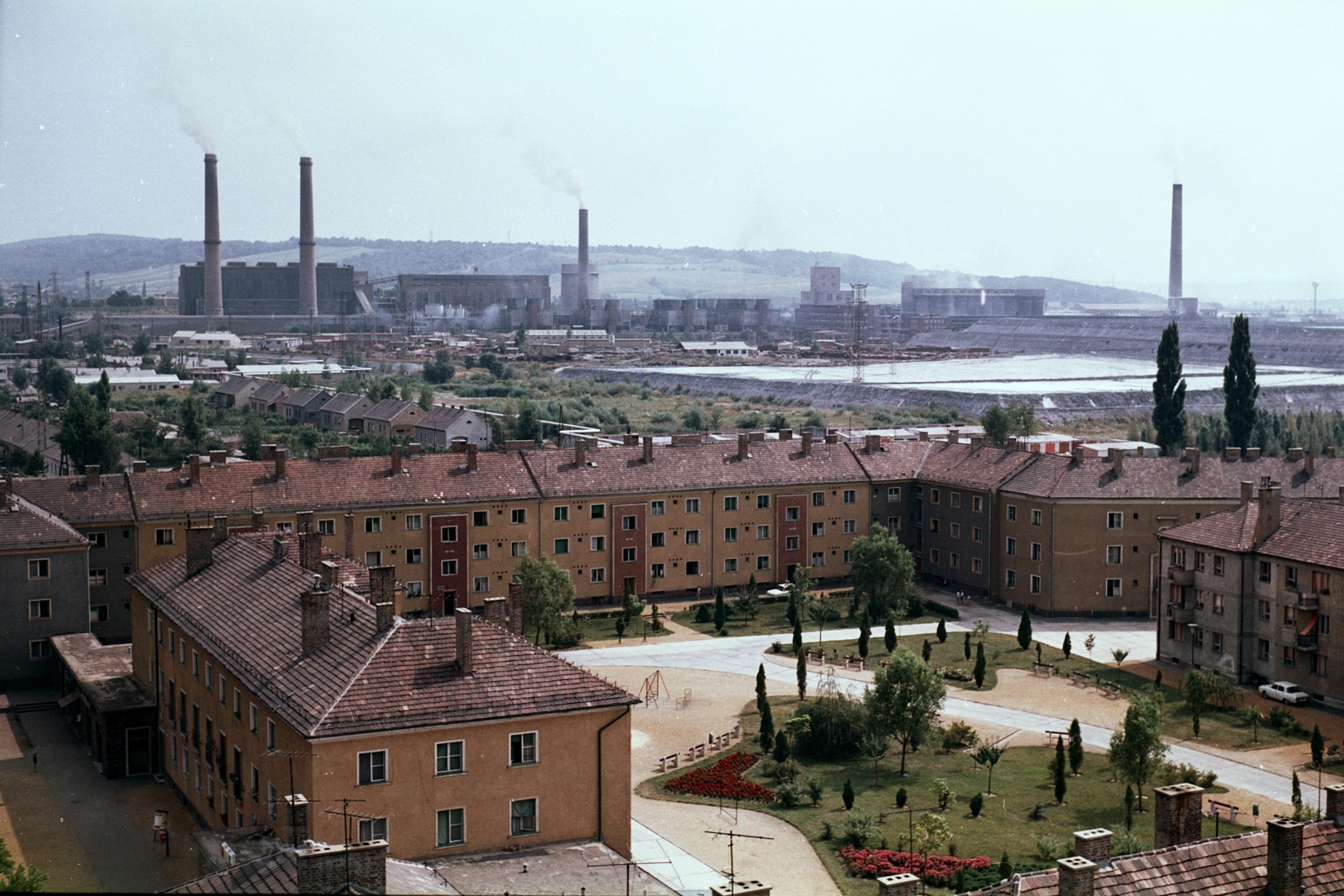 Hungary, Ajka, Május 1. tér, háttérben a Timföldgyár., 1966, Építésügyi Dokumentációs és Információs Központ, VÁTI, colorful, Fortepan #29059